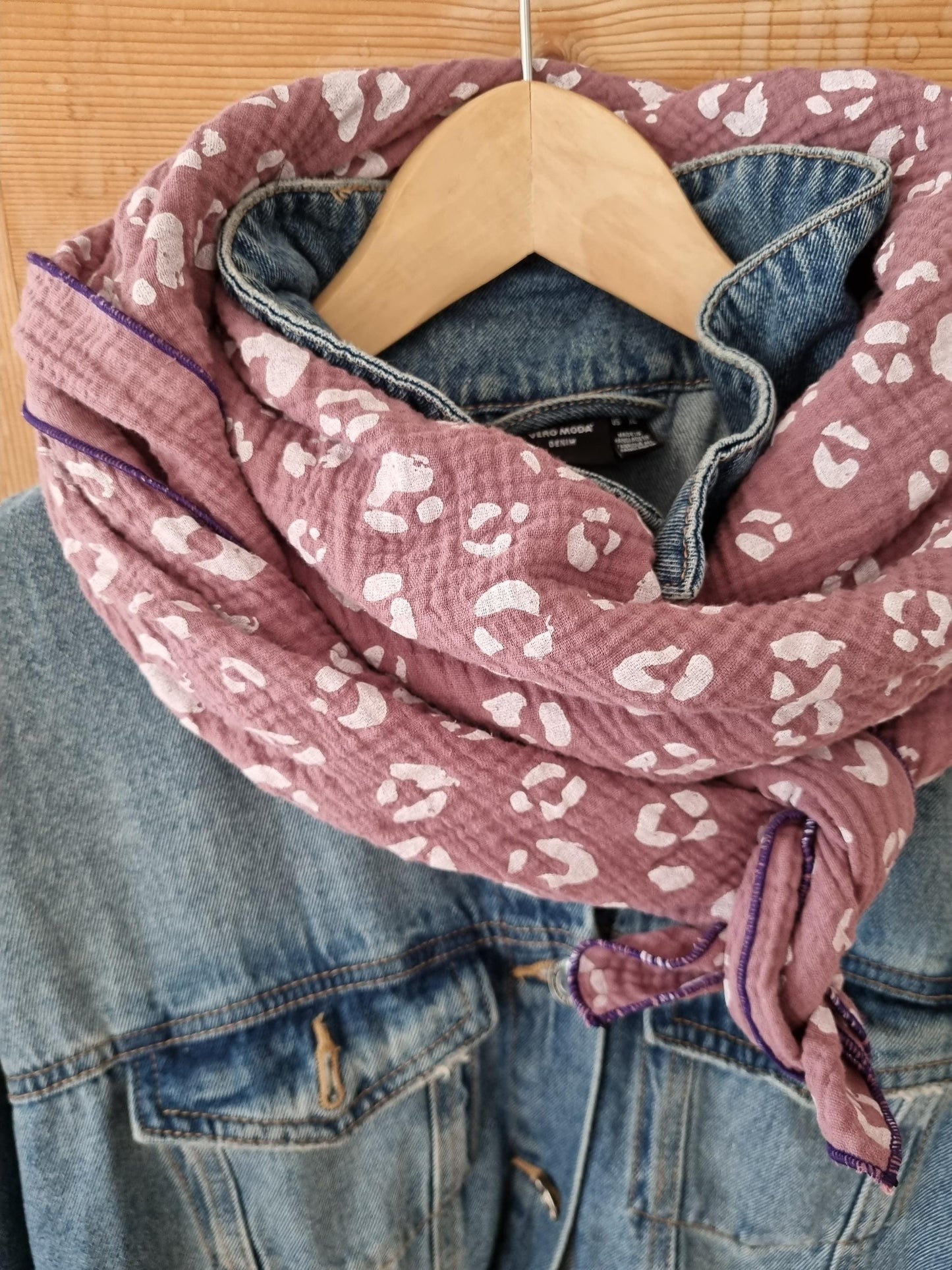 Mauve leo Cotton Stole Scarf - Cozy Leo Print Wrap - Versatile Shawl for Travel - Boho Fashion Accessory - Ideal Gift XXL scarf