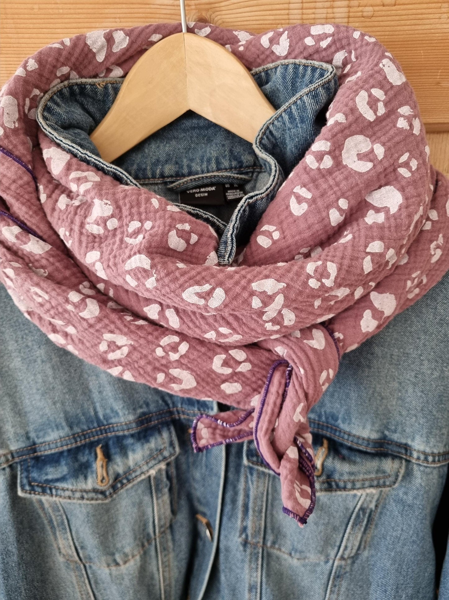 Mauve leo Cotton Stole Scarf - Cozy Leo Print Wrap - Versatile Shawl for Travel - Boho Fashion Accessory - Ideal Gift XXL scarf