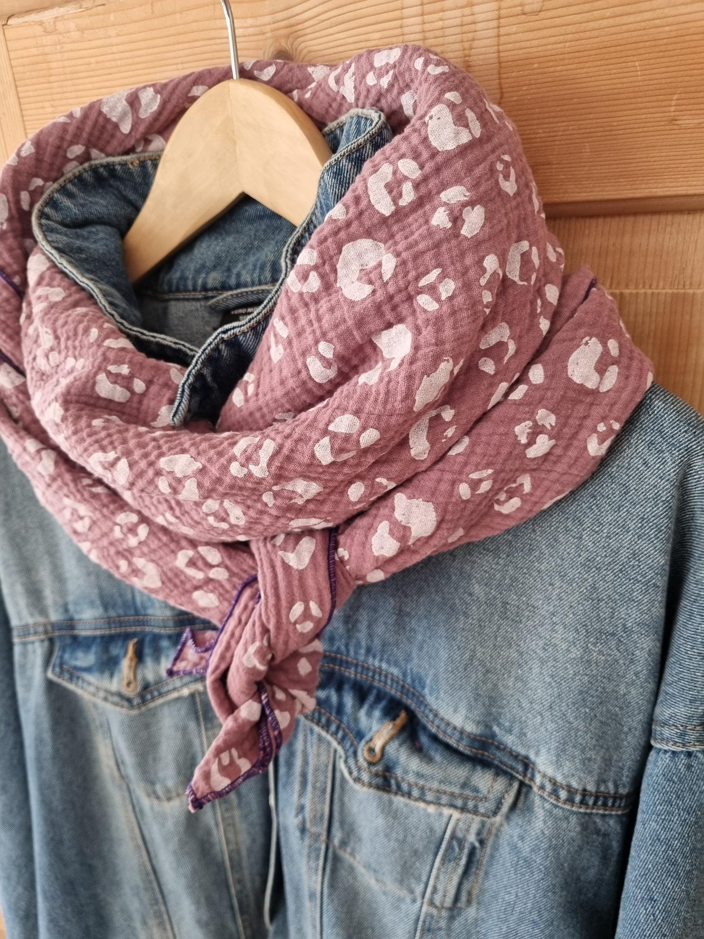 Mauve leo Cotton Stole Scarf - Cozy Leo Print Wrap - Versatile Shawl for Travel - Boho Fashion Accessory - Ideal Gift XXL scarf