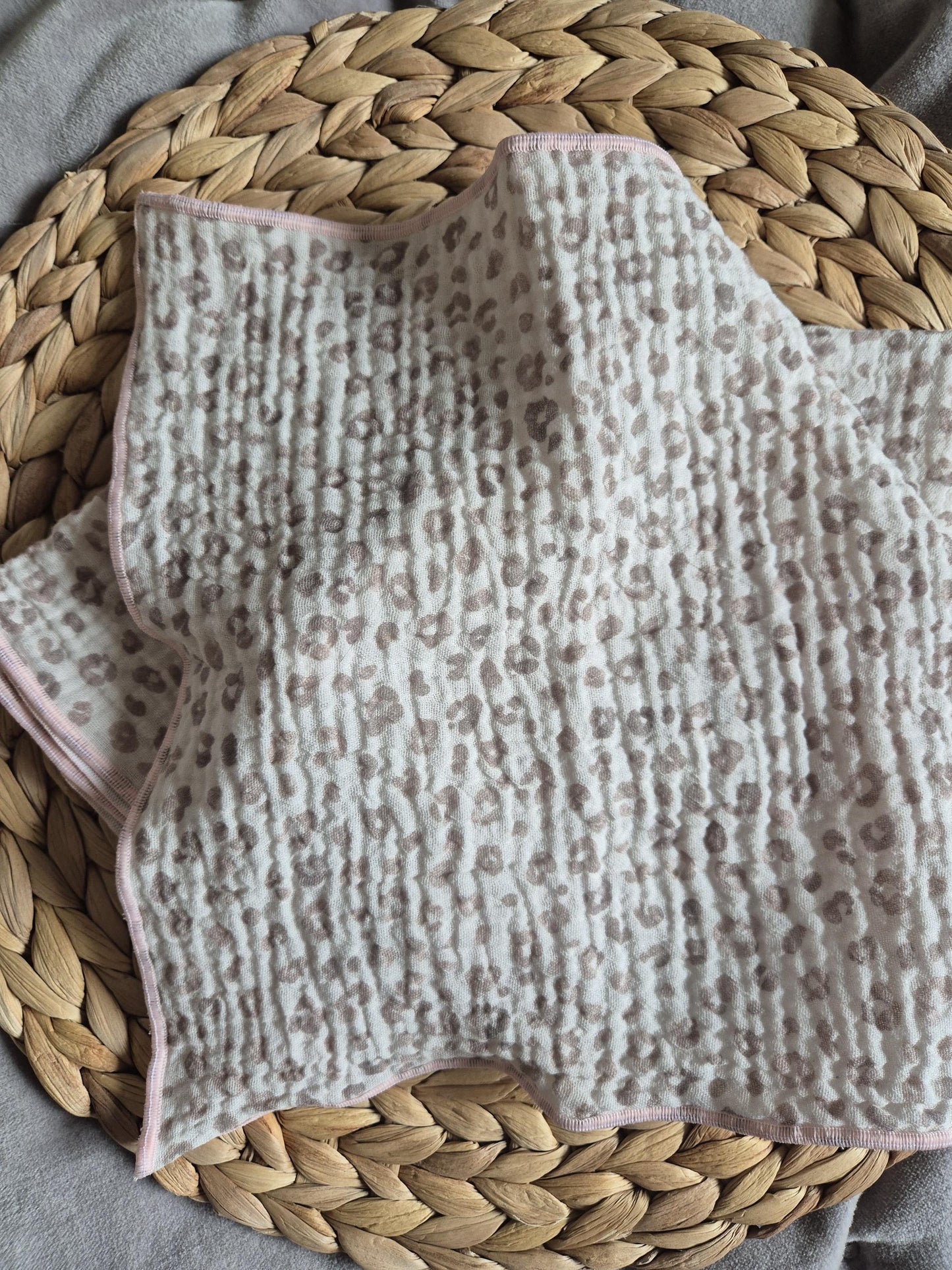 Handkerchief green fabric soft washable olive stylish ecofriendly sustainable reusable Musselin