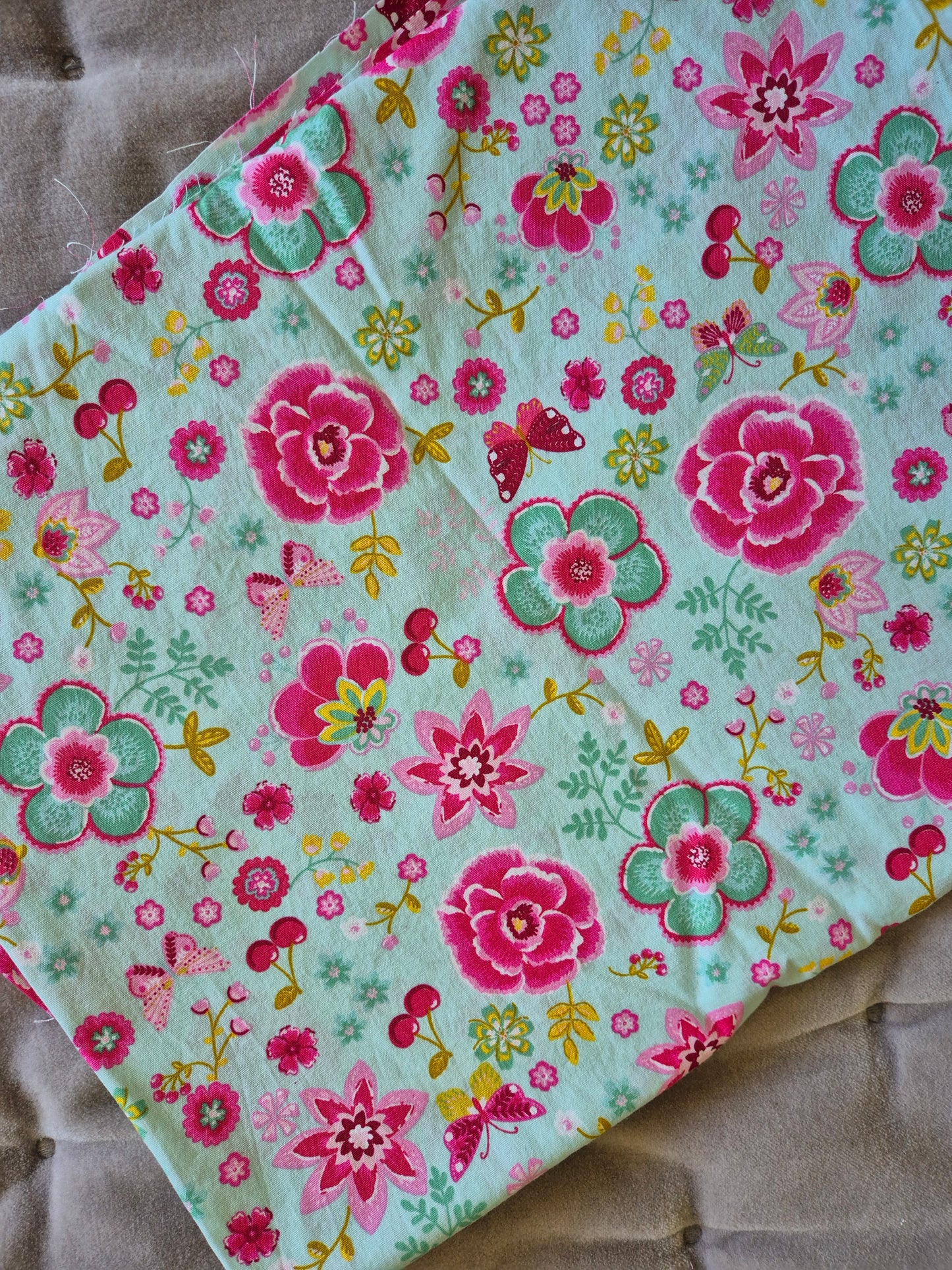 Kleines handgemachtes Stofftäschchen Blumendesigns(12.5x15.5 cm). Vielseitig nutzbar: Kartenetui, Kosmetiktasche oder Mini-Geldbörse (Kopie)