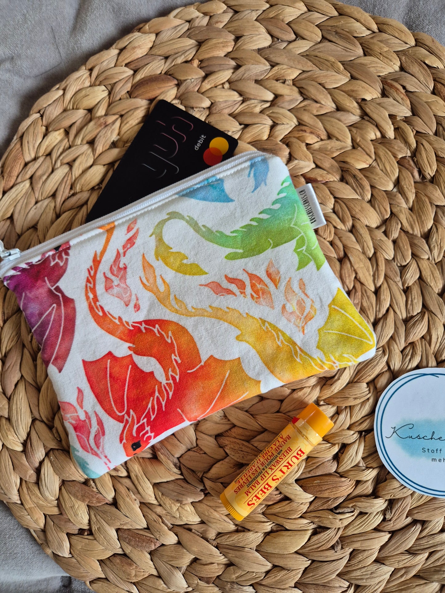 Kleines handgemachtes Stofftäschchen (12.5x15.5 cm) im Drachen Design. Vielseitig nutzbar: Kartenetui, Kosmetiktasche oder Mini-Geldbörse