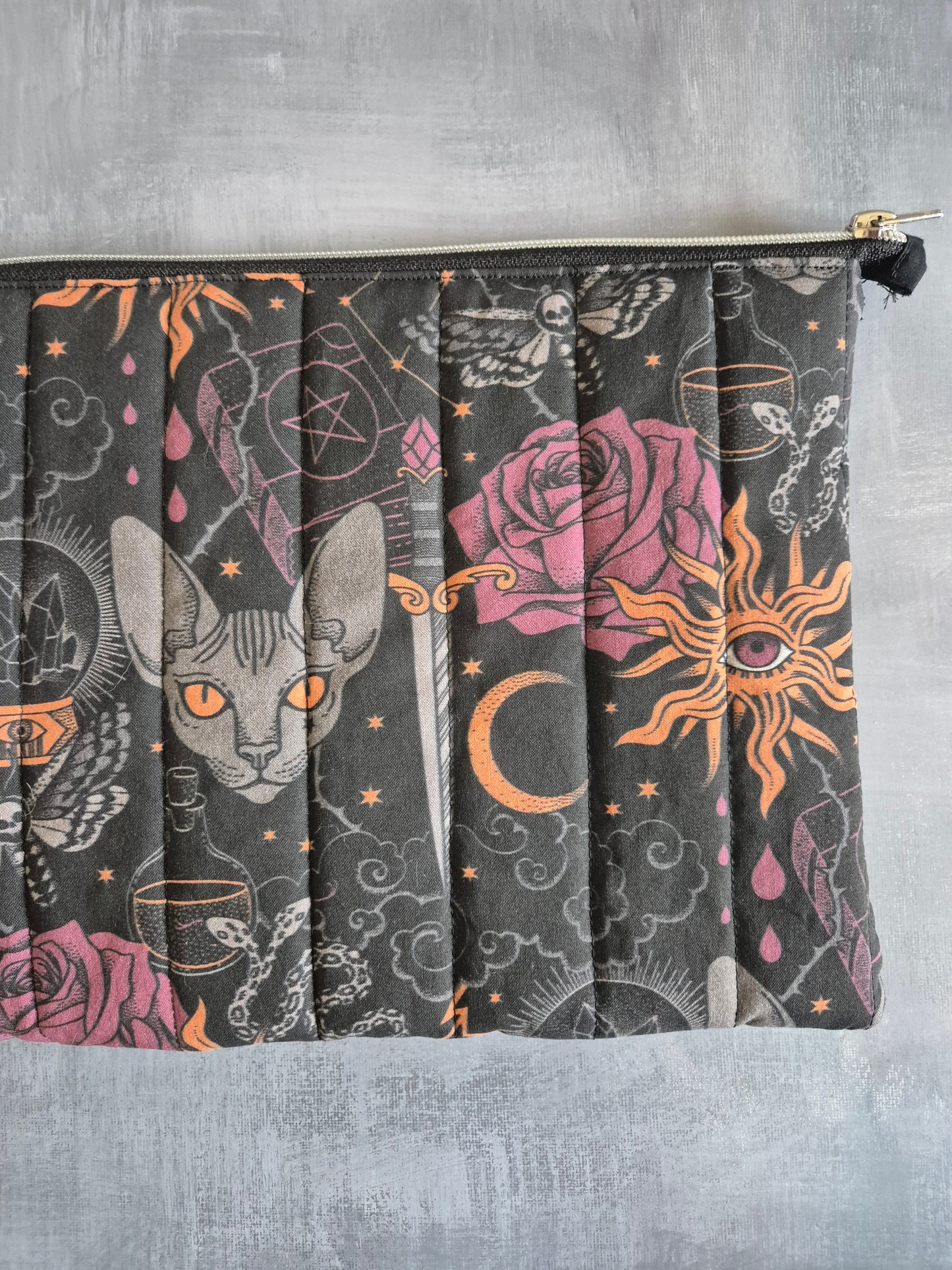 Tablet und Laptop Sleeve, gequiltet im wunderschönen Design "Dark Accademia"