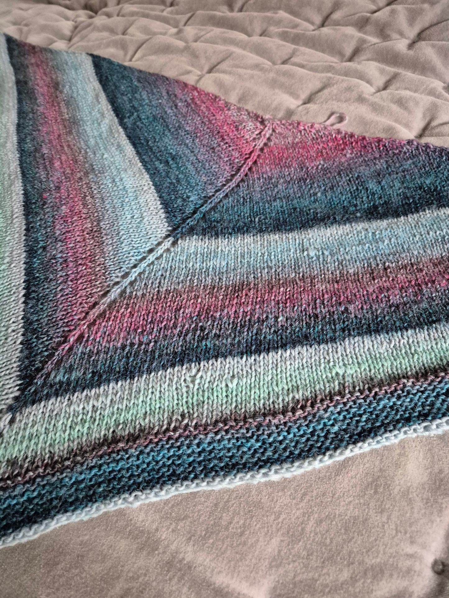 Kleines Handgestricktes Schultertuch aus 60% Schurwolle/40% Polyacryl - wunderschön - weich - warm - Farbverlauf