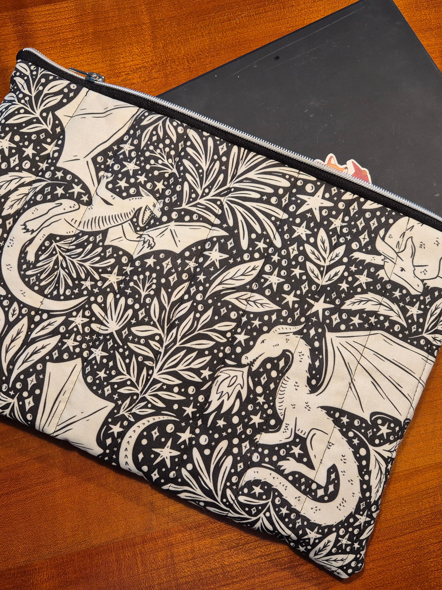 Tablet und Laptop Sleeve, gequiltet im wunderschönen Design "Drachen Liebe"