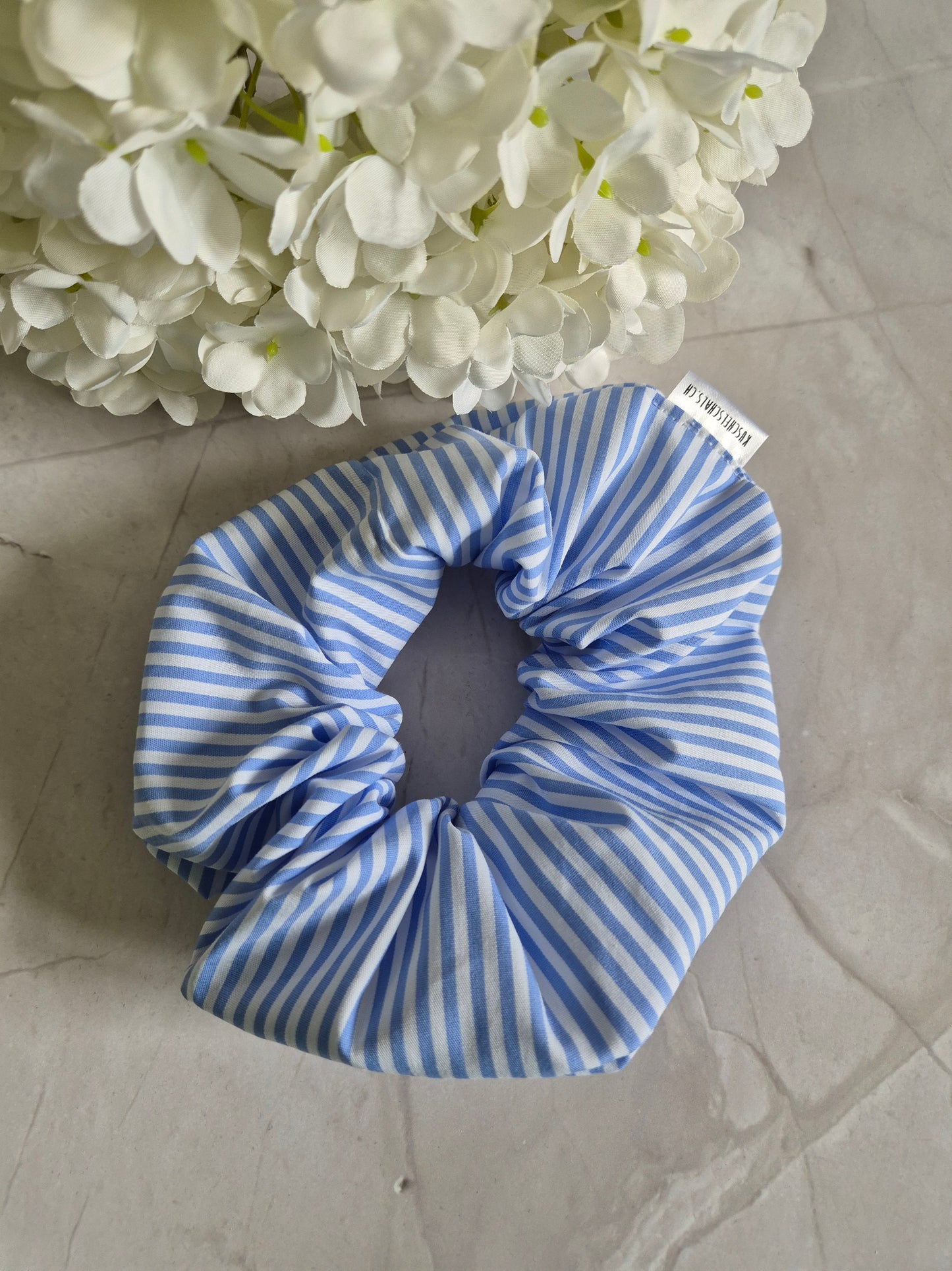 blaue Streifen Scrunchie Hair bobble handmade Ponytail holder perfect gift hair accessories chic hair tie