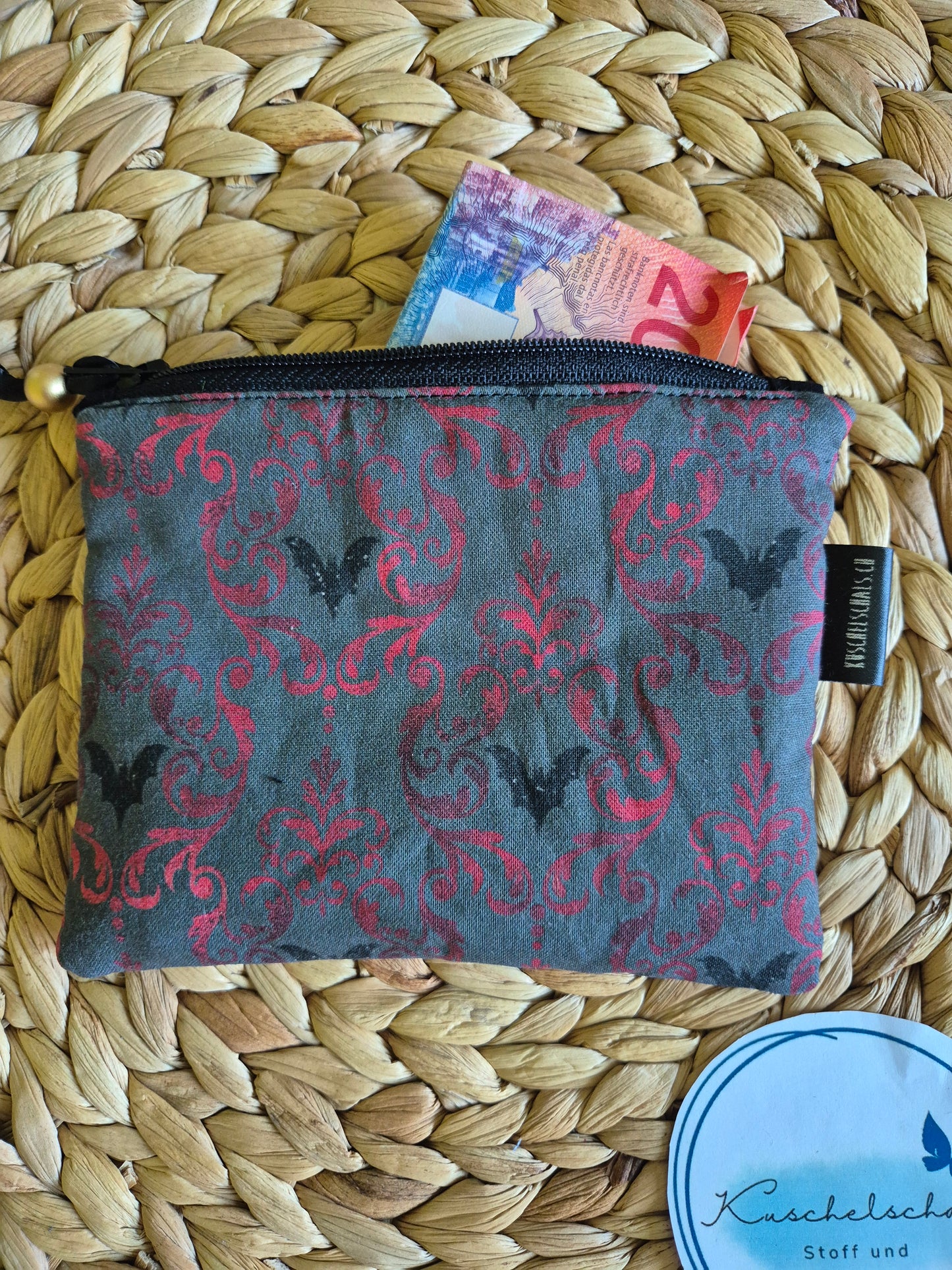Kleines handgemachtes Stofftäschchen (11x14 cm) im Gothic Design. Vielseitig nutzbar: Kartenetui, Kosmetiktasche oder Mini-Geldbörse