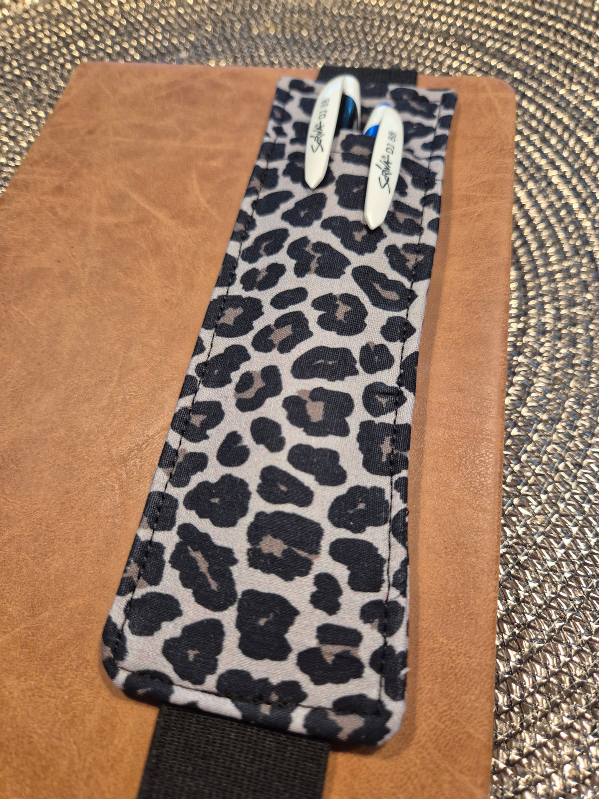 Stiftehalter Lesezeichen A5 Design, handgenäht, doppelseitig, tolles Geschenk für Lehrer, Studenten und Journaling Leo Muster Pink grau Fans vegan (Kopie)