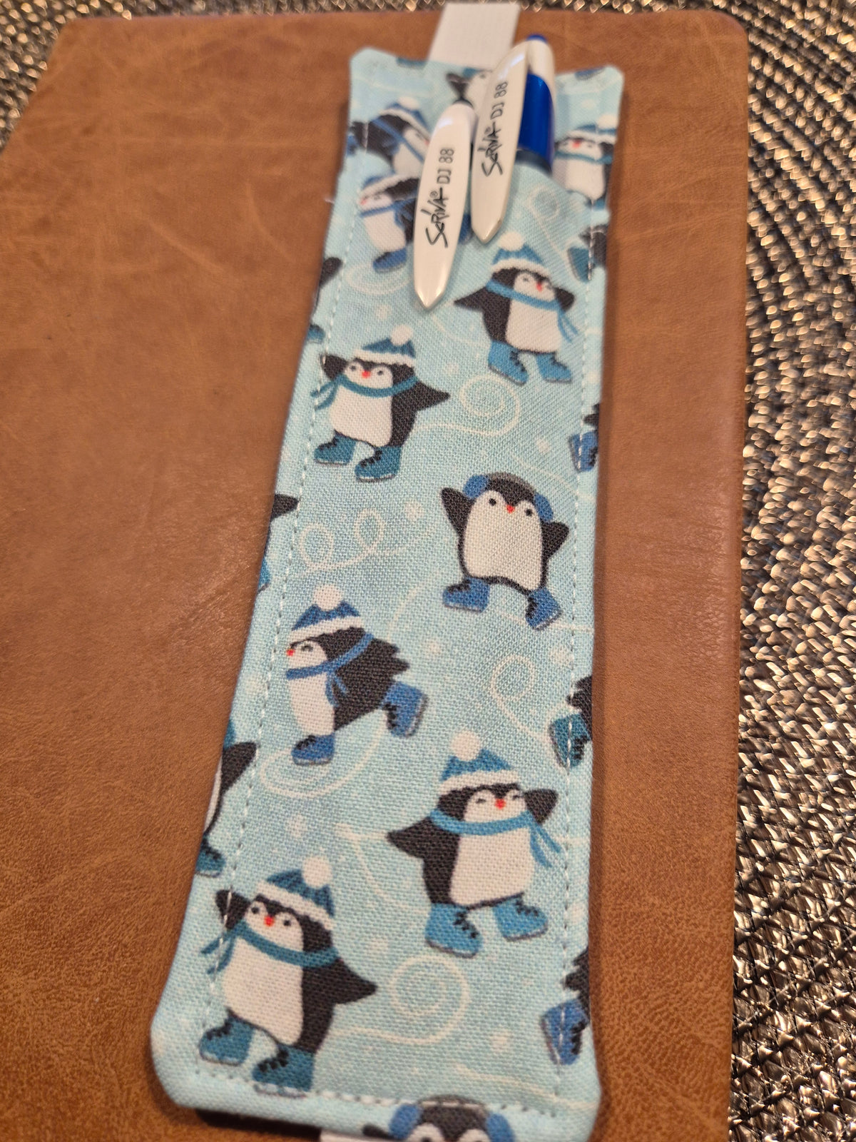 Stiftehalter Lesezeichen A5 Design, handgenäht, doppelseitig, tolles Geschenk für Lehrer, Studenten und Journaling Pinguin Cutecore Kawaii Winter