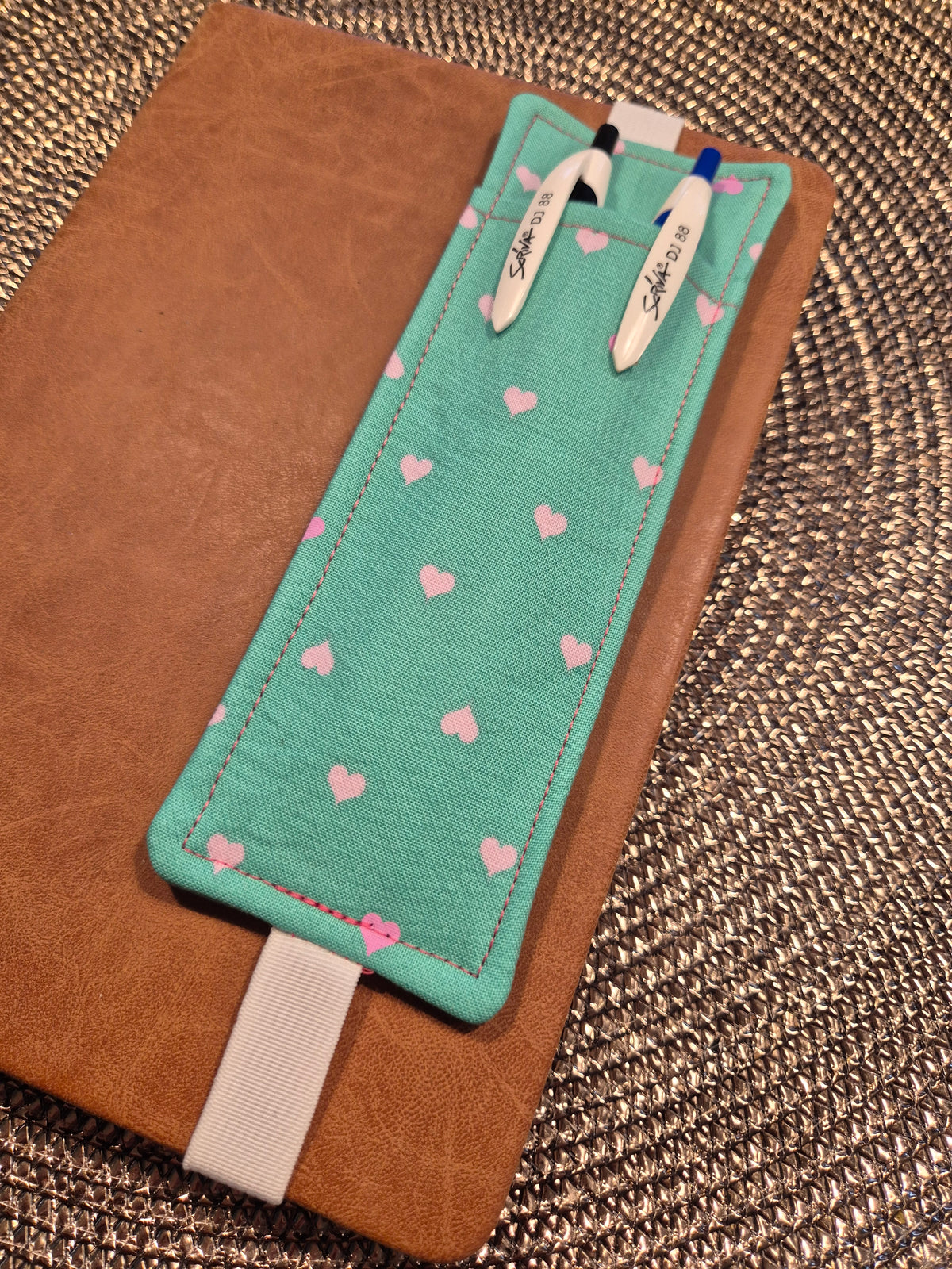 Stiftehalter Lesezeichen A5 Design, handgenäht, doppelseitig, tolles Geschenk für Lehrer, Studenten und Journaling  Herzen Grün Mint