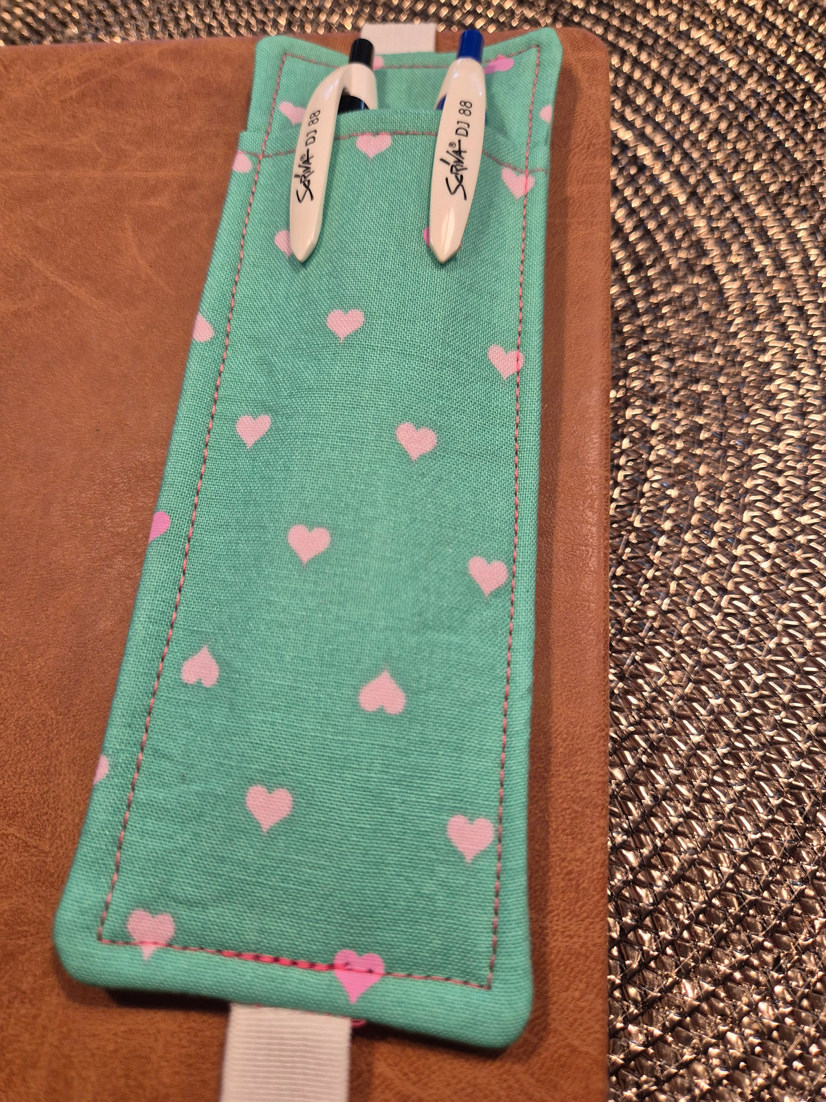 Stiftehalter Lesezeichen A5 Design, handgenäht, doppelseitig, tolles Geschenk für Lehrer, Studenten und Journaling  Herzen Grün Mint