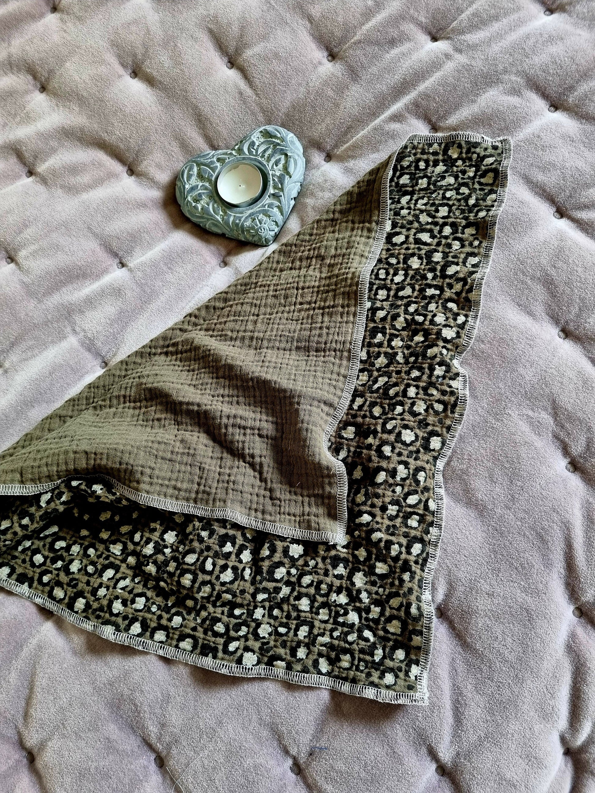 Olivfarbenes 40x40cm grosses Babyhalstuch mit Leoprint auf einer Seite. 2. Seite ist unifarben