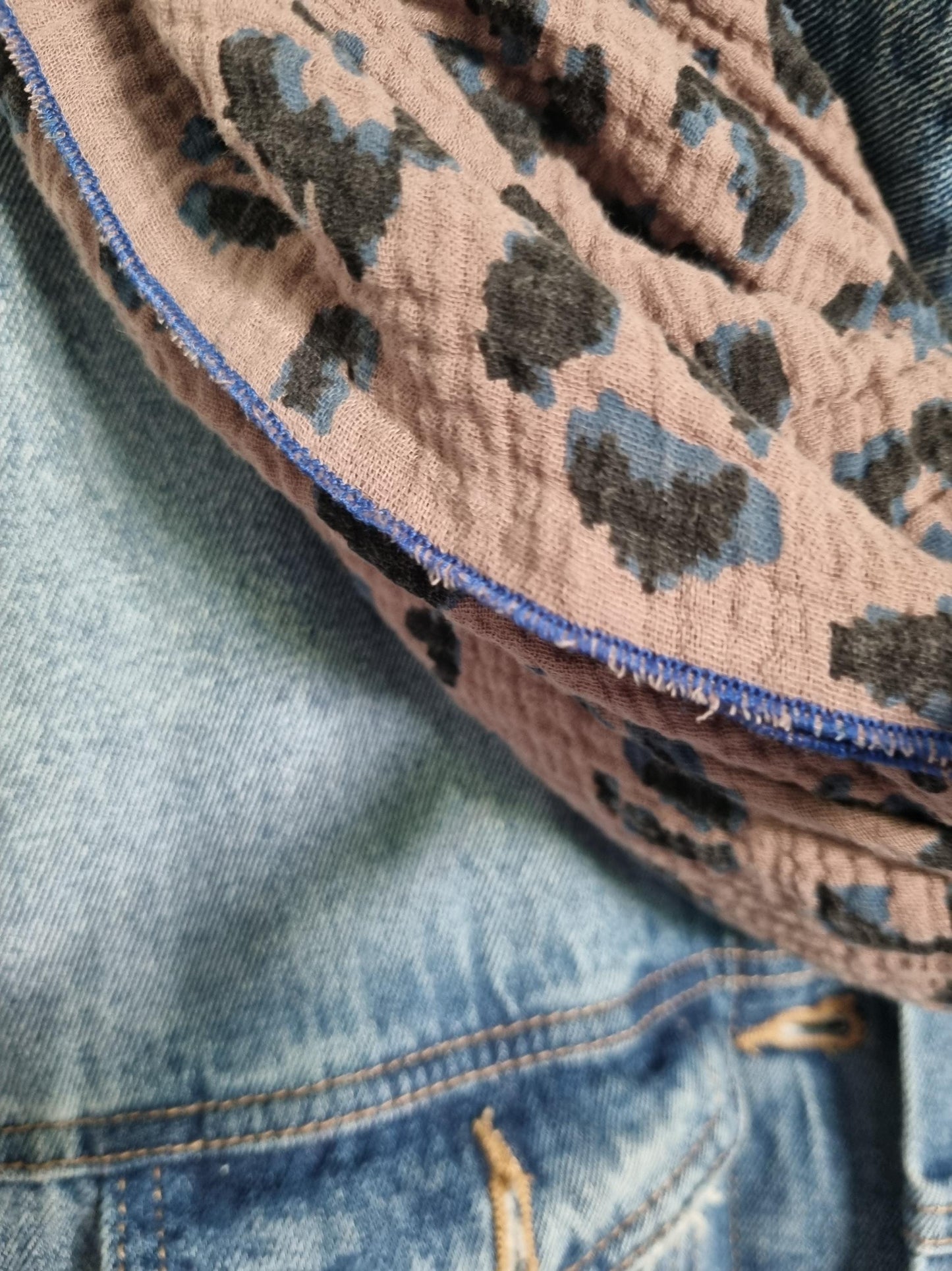 Leo Cotton Stole Scarf - Cozy Leo Print Wrap - Versatile Shawl for Travel - Boho Fashion Accessory - Ideal Gift 130x130cm