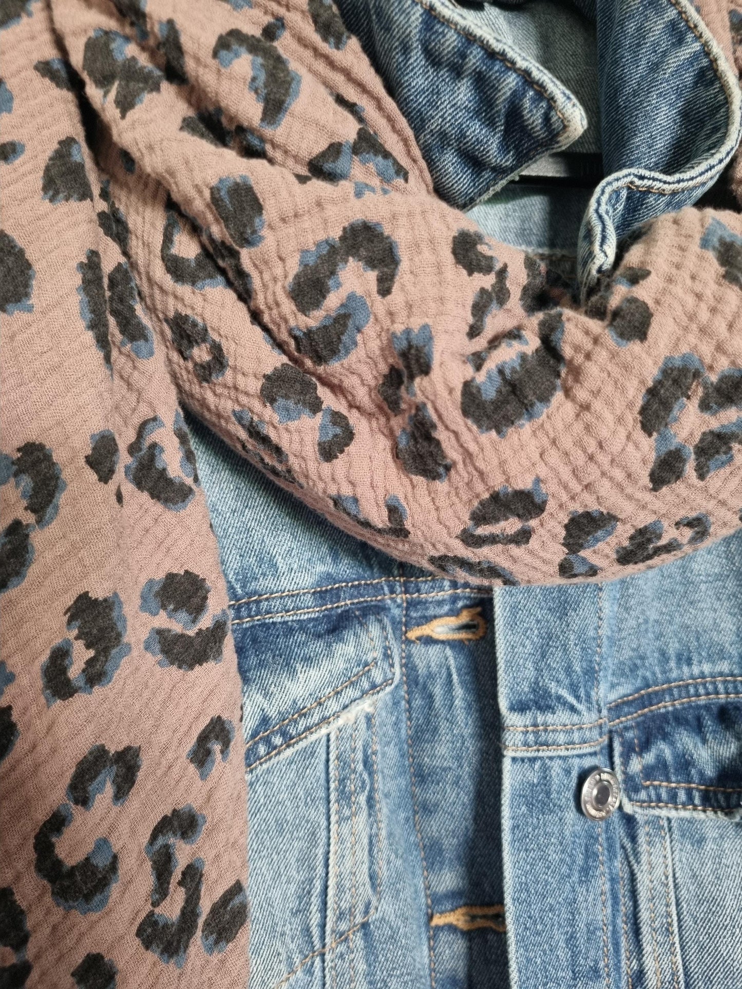 Leo Cotton Stole Scarf - Cozy Leo Print Wrap - Versatile Shawl for Travel - Boho Fashion Accessory - Ideal Gift 130x130cm