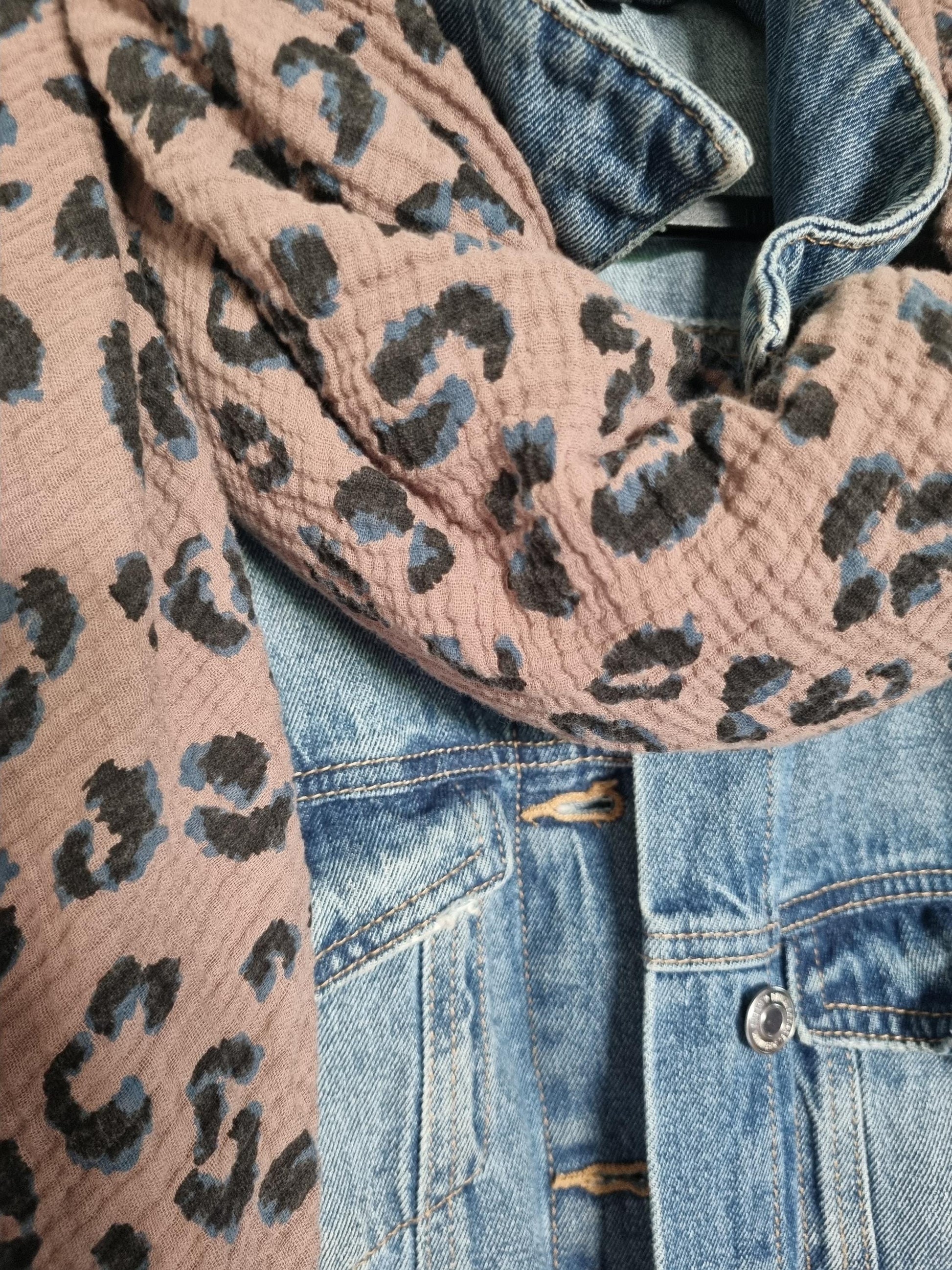 Leo Cotton Stole Scarf - Cozy Leo Print Wrap - Versatile Shawl for Travel - Boho Fashion Accessory - Ideal Gift 130x130cm