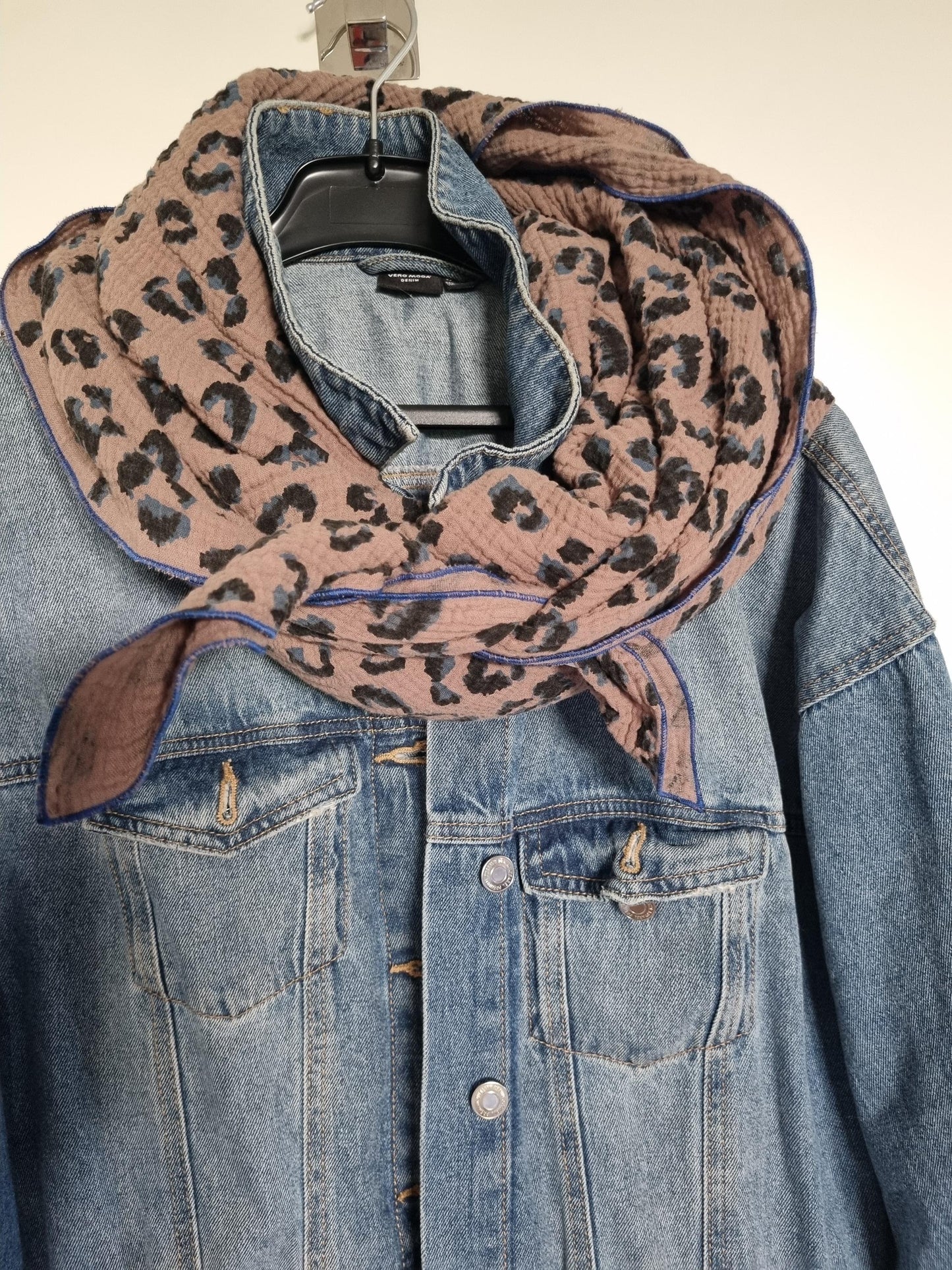 Leo Cotton Stole Scarf - Cozy Leo Print Wrap - Versatile Shawl for Travel - Boho Fashion Accessory - Ideal Gift 130x130cm