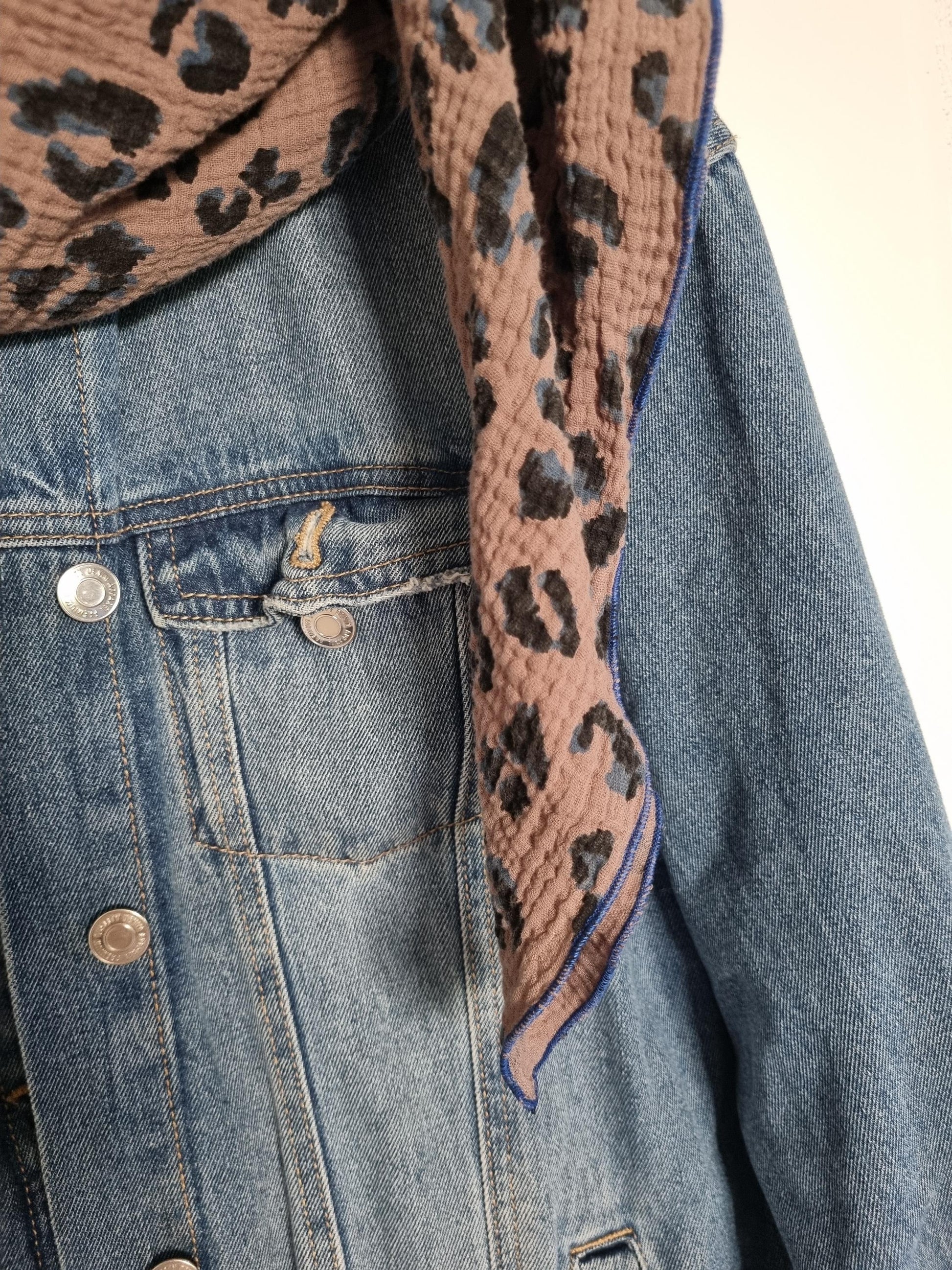 Leo Cotton Stole Scarf - Cozy Leo Print Wrap - Versatile Shawl for Travel - Boho Fashion Accessory - Ideal Gift 130x130cm