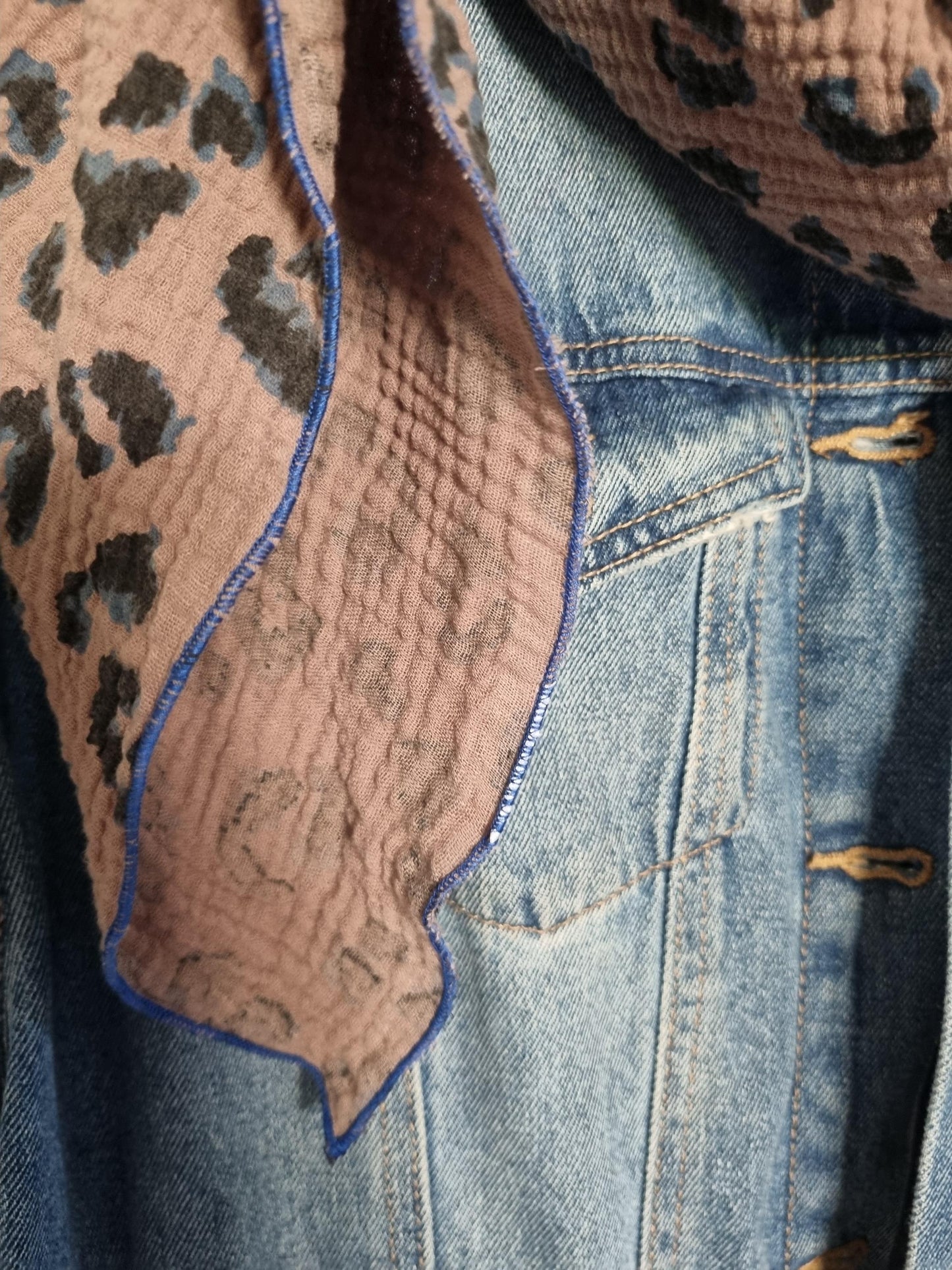 Leo Cotton Stole Scarf - Cozy Leo Print Wrap - Versatile Shawl for Travel - Boho Fashion Accessory - Ideal Gift 130x130cm