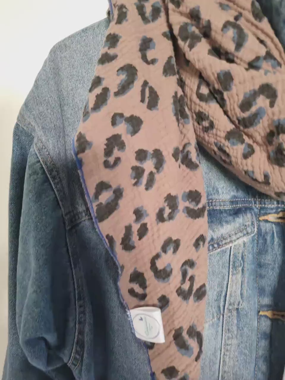 Leo Cotton Stole Scarf - Cozy Leo Print Wrap - Versatile Shawl for Travel - Boho Fashion Accessory - Ideal Gift 130x130cm