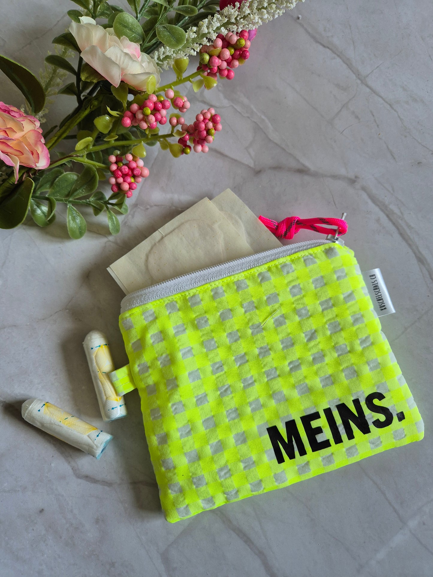 Gelbkarierte Stofftäschchen in 3 Grössen aus recycelter Baumwolle. Vielseitig nutzbar: Kartenetui, Kosmetiktasche oder Mini-Geldbörse