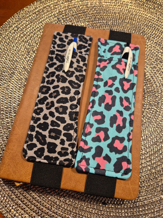 Stiftehalter Lesezeichen A5 Design, handgenäht, doppelseitig, tolles Geschenk für Lehrer, Studenten und Journaling Leo Muster Pink grau  vegan 