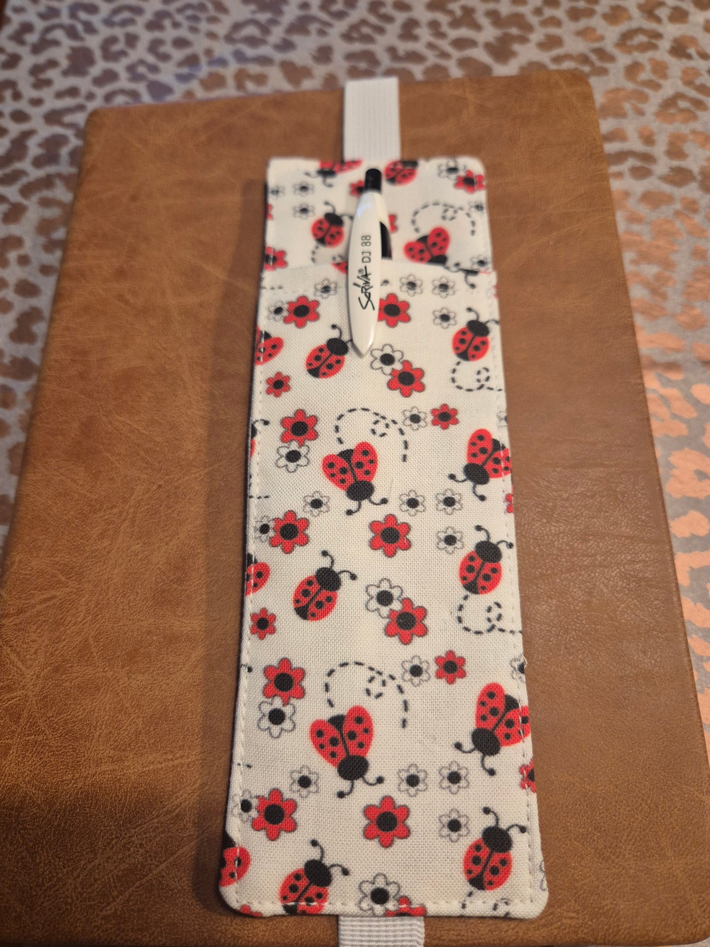 Stiftehalter Lesezeichen A5 Design, handgenäht, doppelseitig, tolles Geschenk für Leseratten, Studenten und Journaling Fans vegan