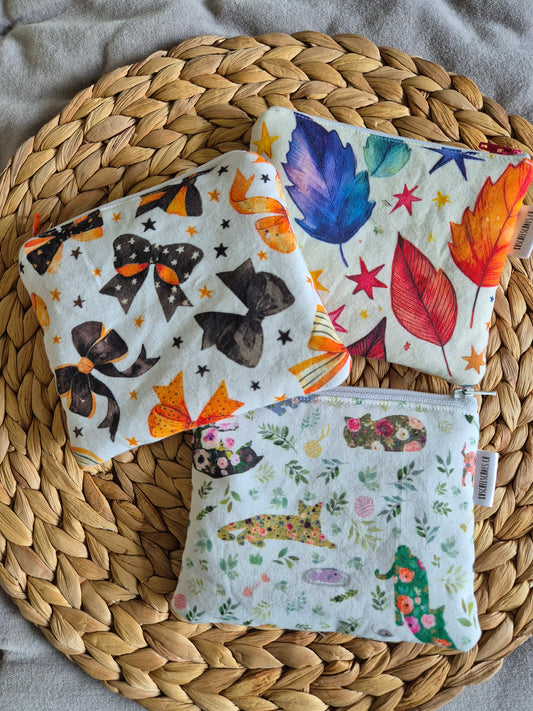 Kleines handgemachtes Stofftäschchen (12.5x15.5 cm). Vielseitig nutzbar: Kartenetui, Kosmetiktasche oder Mini-Geldbörse