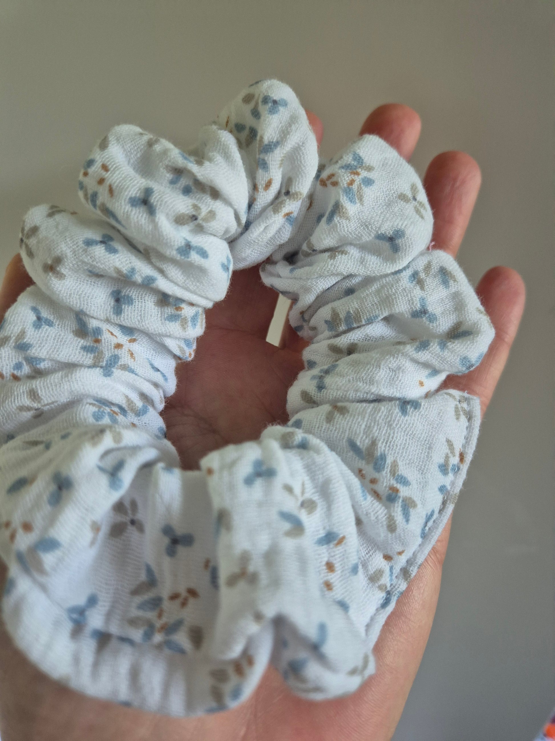 Göteburg Scrunchie Hair bobble Haargummi handmade Ponytail holder perfect gift hair accessories chic hair tie Diese Haargummi hat kleine minimalistische blaue und graue Blümchen.