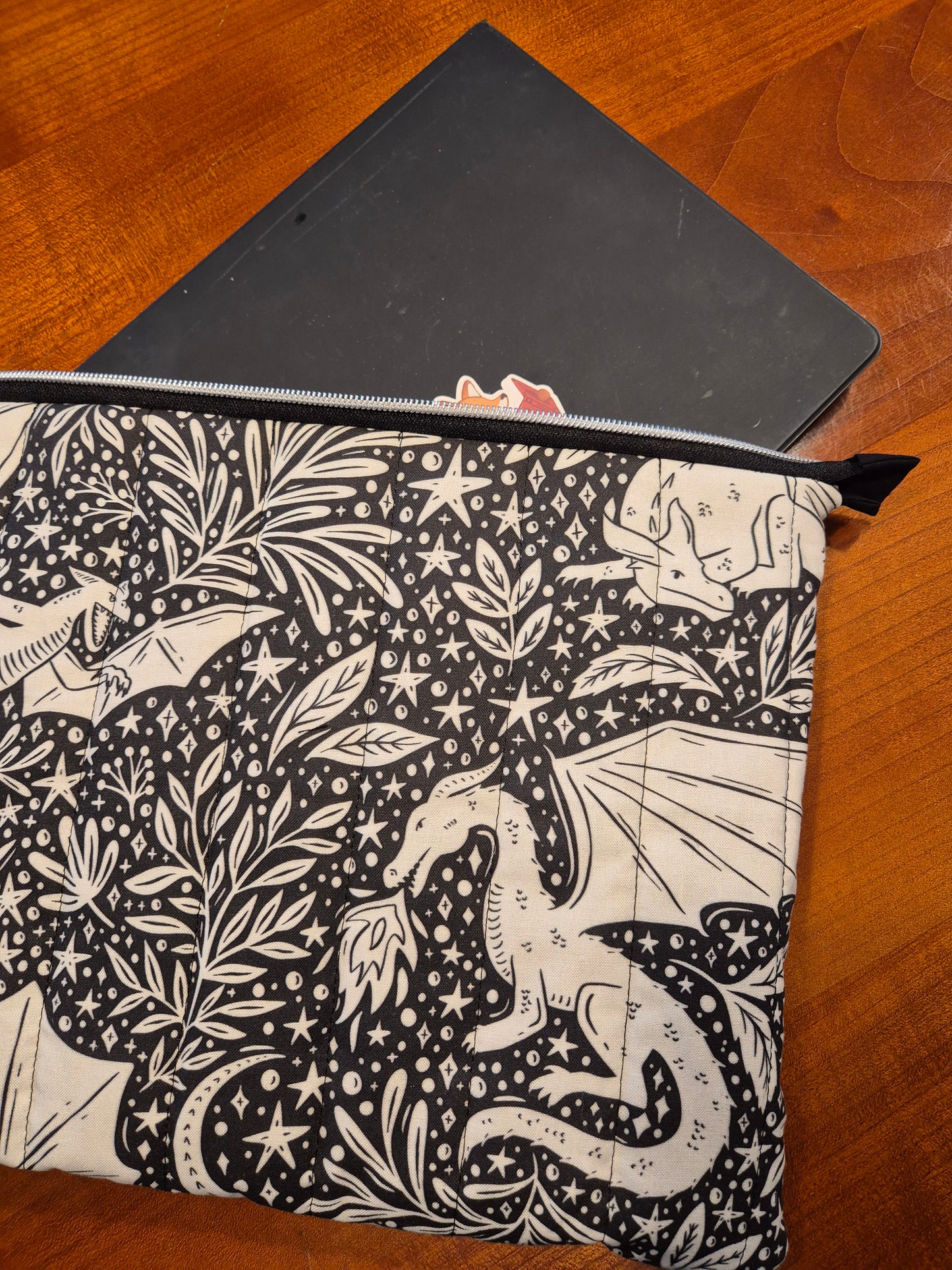 Tablet und Laptop Sleeve, gequiltet im wunderschönen Design "Drachen Liebe"