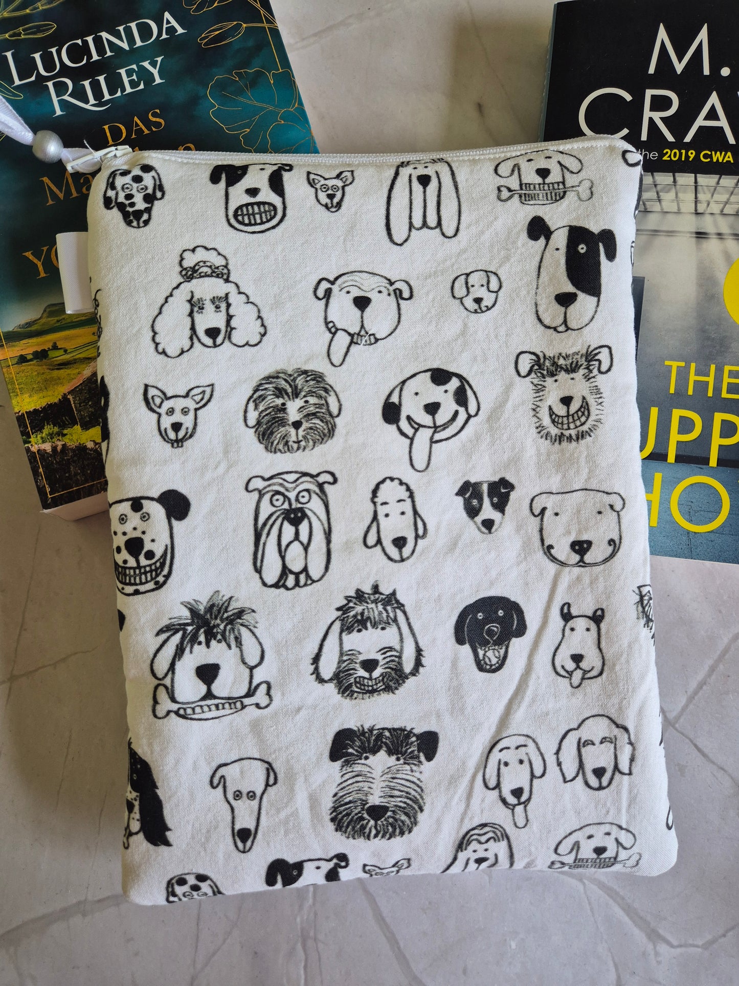 Dog Buchhülle Ereader Hülle - 3 Sizes - Handmade by me in Switzerland Cartoon Print