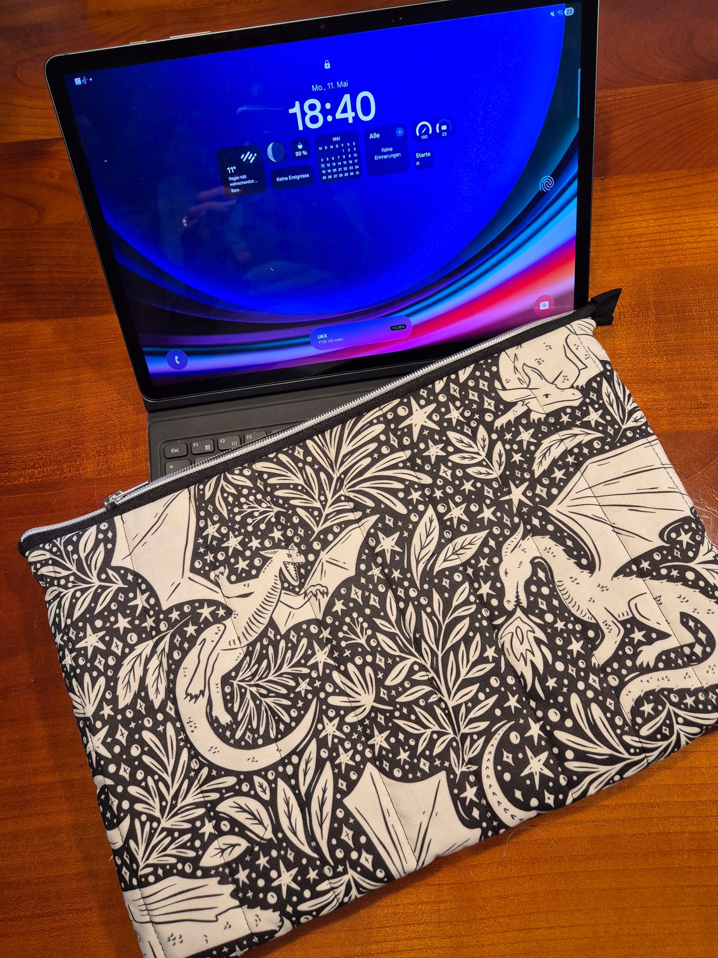 Tablet und Laptop Sleeve, gequiltet im wunderschönen Design "Drachen Liebe"