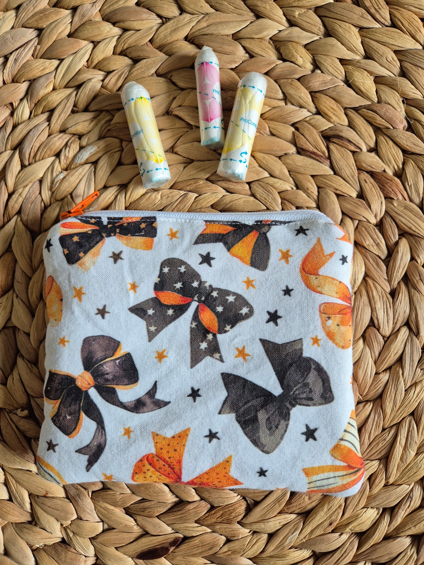 Kleines handgemachtes Stofftäschchen (12.5x15.5 cm). Vielseitig nutzbar: Kartenetui, Kosmetiktasche oder Mini-Geldbörse