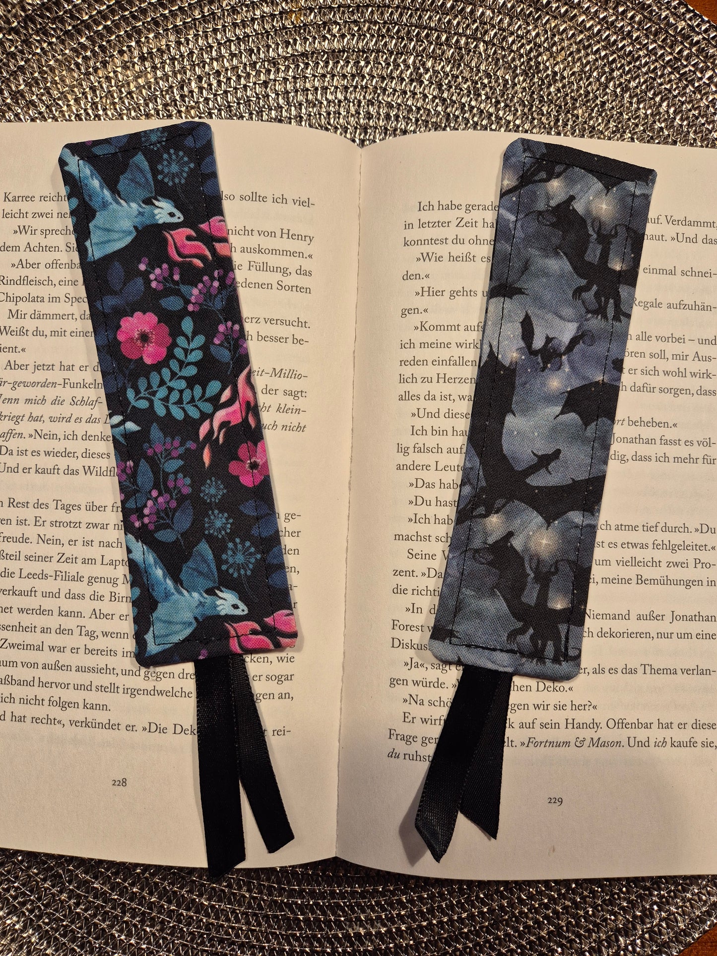 Lesezeichen Drachen Design, handgenäht, Fantasy doppelseitig, tolles Geschenk für Leseratten, Studenten und Journaling Fans vegan