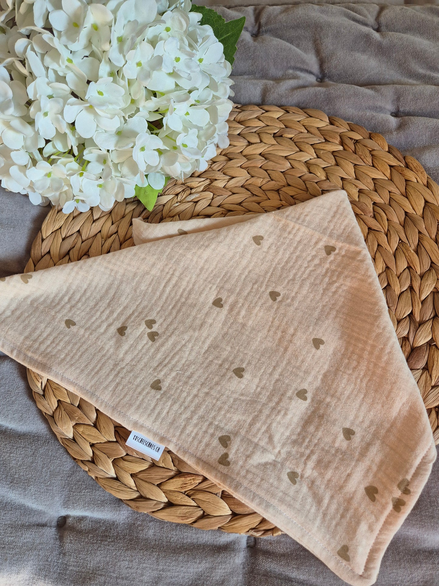 Kinderschal aus 100% Baumwollmusselin vegane Kinderkleider; Halstuch für Kinder; handmade, neutrale Farben, beige Herzen Herzli