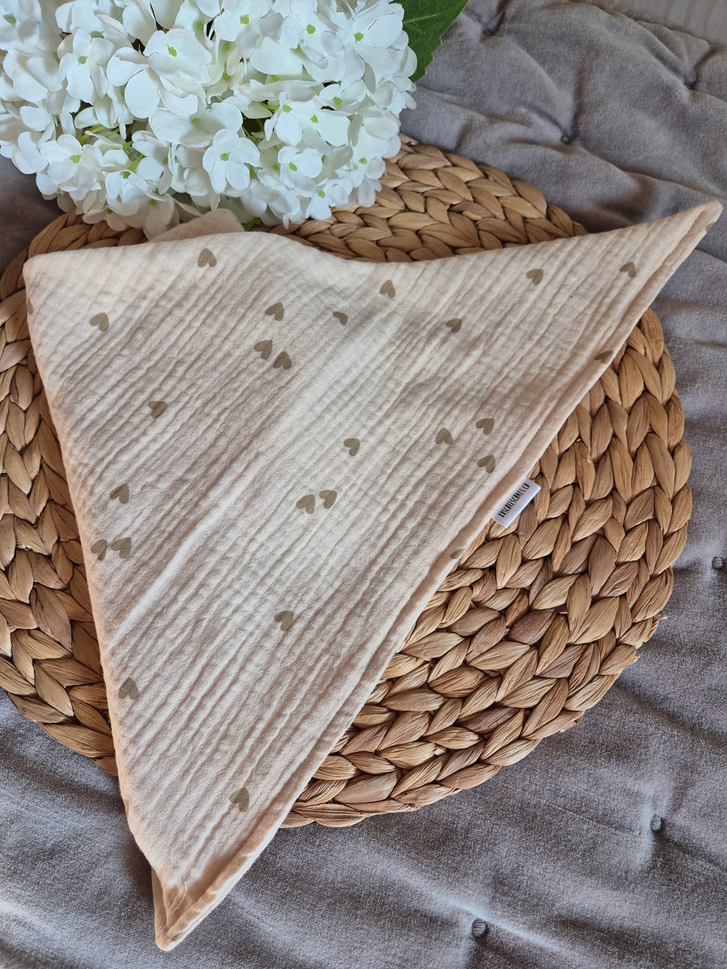 Kinderschal aus 100% Baumwollmusselin vegane Kinderkleider; Halstuch für Kinder; handmade, neutrale Farben, beige Herzen Herzli