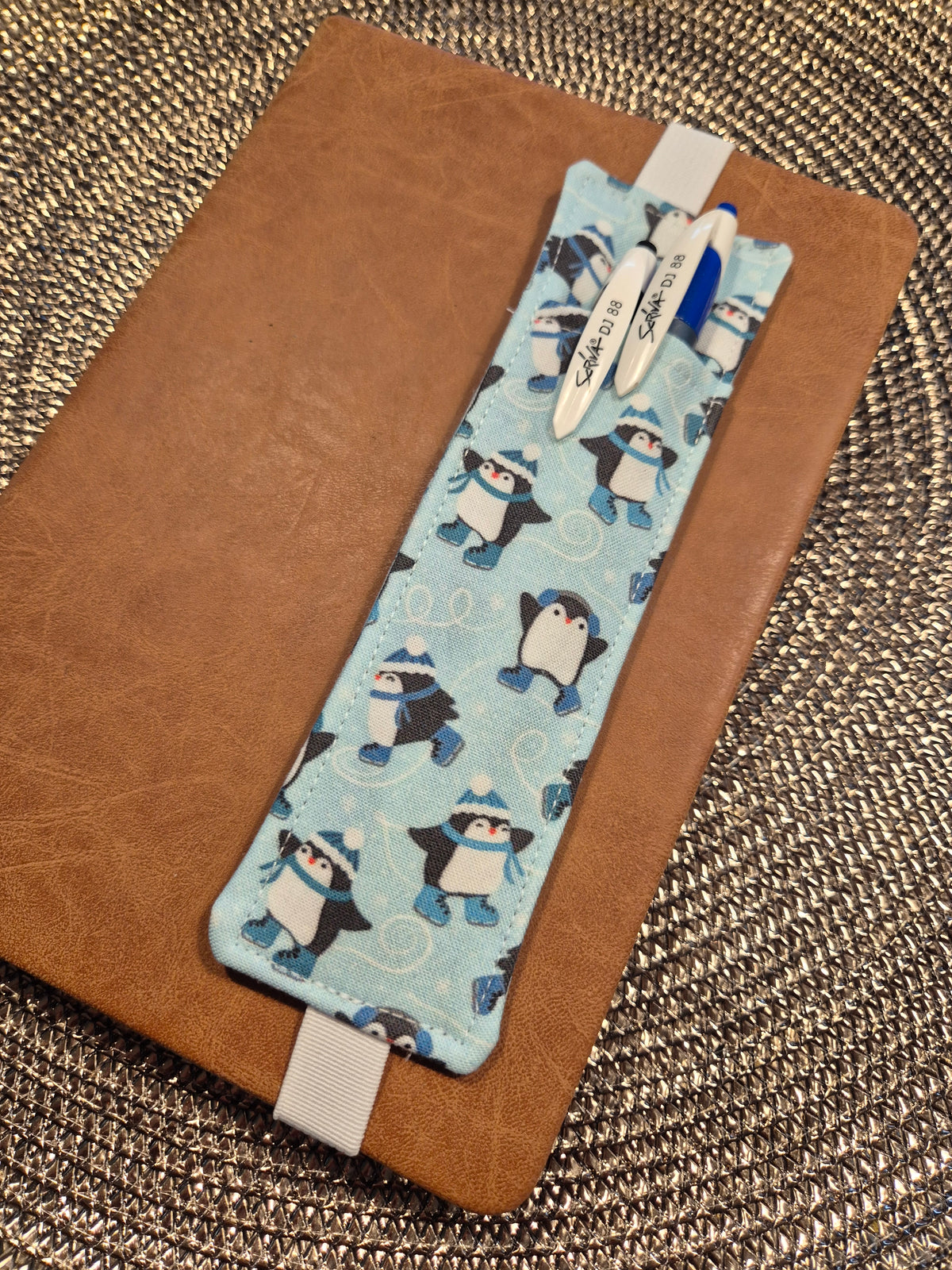 Stiftehalter Lesezeichen A5 Design, handgenäht, doppelseitig, tolles Geschenk für Lehrer, Studenten und Journaling  Pinguin Cutecore Kawaii Winter