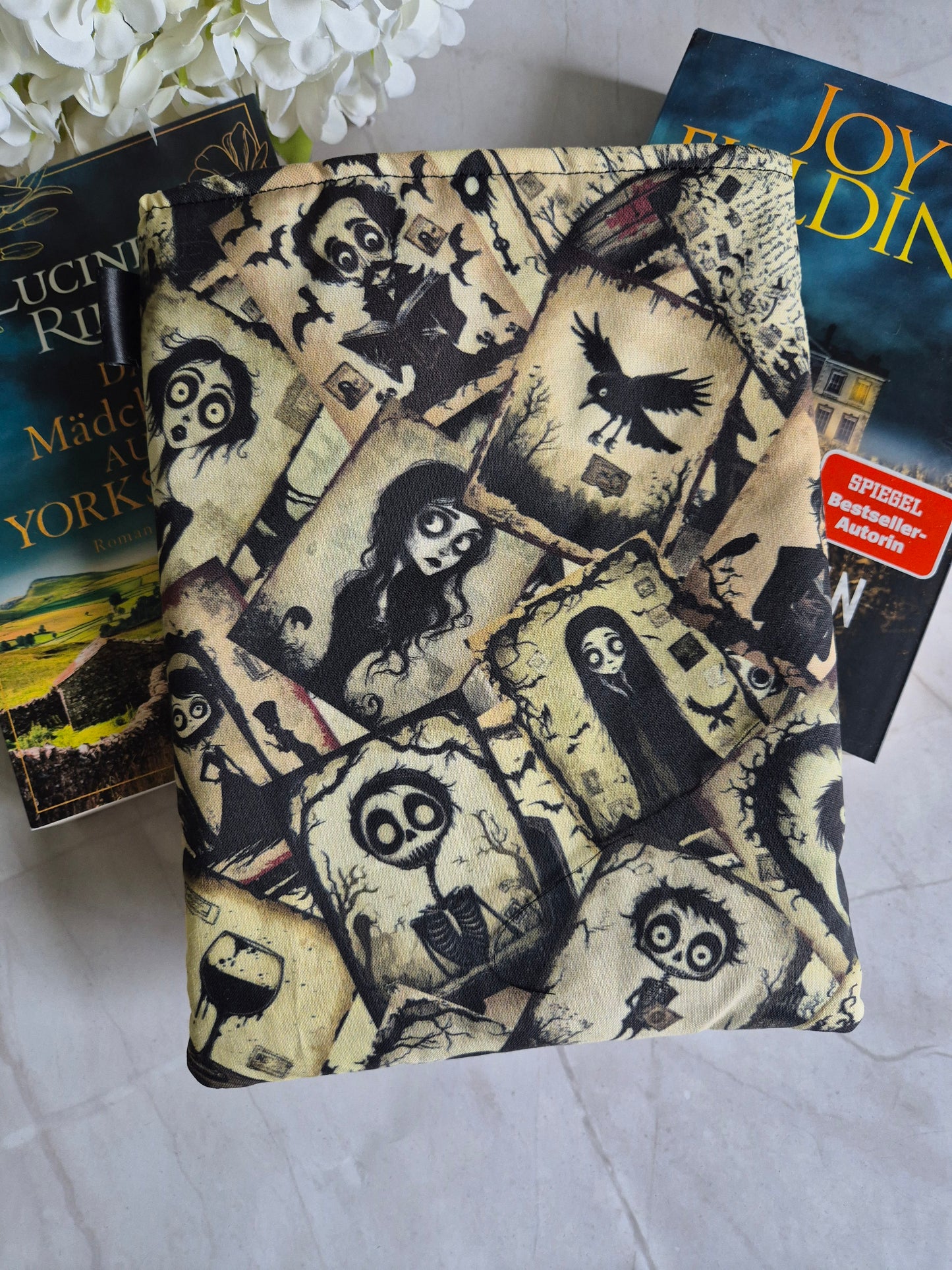 Dark Gothic cartoon Buchhülle Ereader Hülle - 3 Sizes - Handmade by me in Switzerland