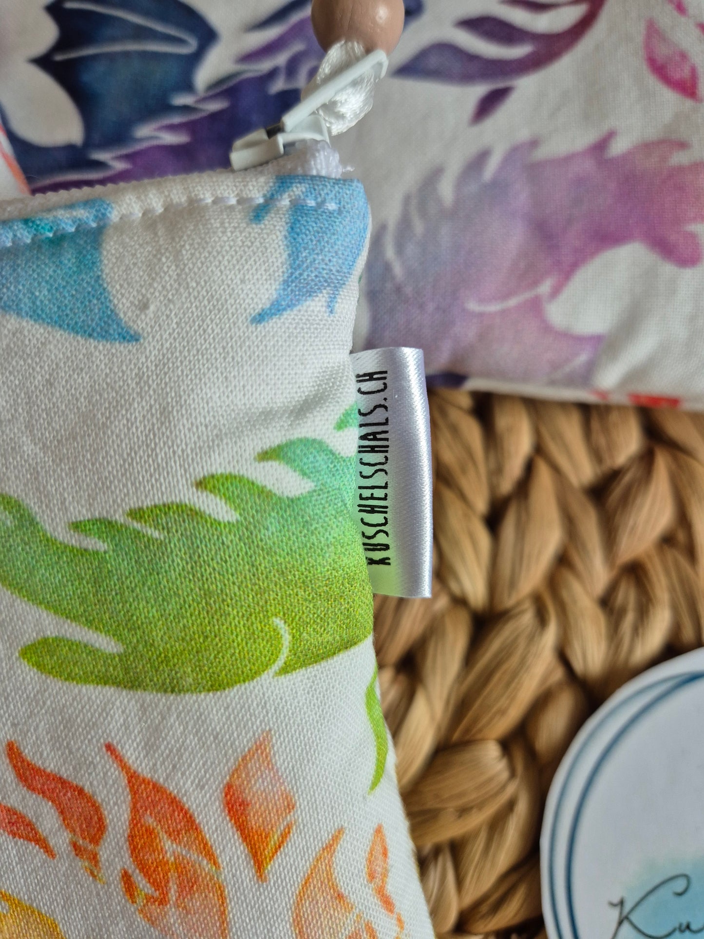 Kleines handgemachtes Stofftäschchen (12.5x15.5 cm) im Drachen Design. Vielseitig nutzbar: Kartenetui, Kosmetiktasche oder Mini-Geldbörse