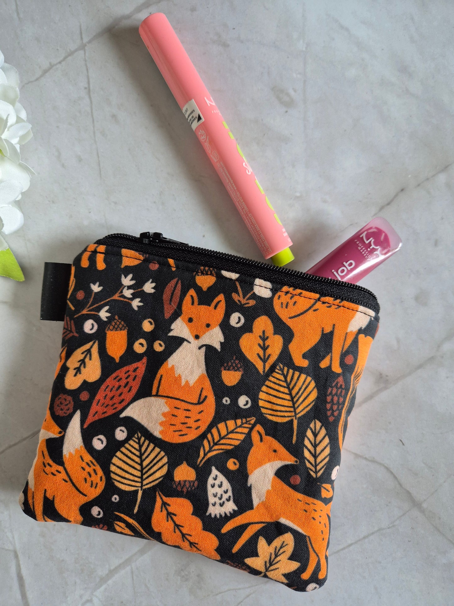 Kleines handgemachtes Stofftäschchen (12.5x15.5 cm). Vielseitig nutzbar: Kartenetui, Kosmetiktasche oder Mini-Geldbörse