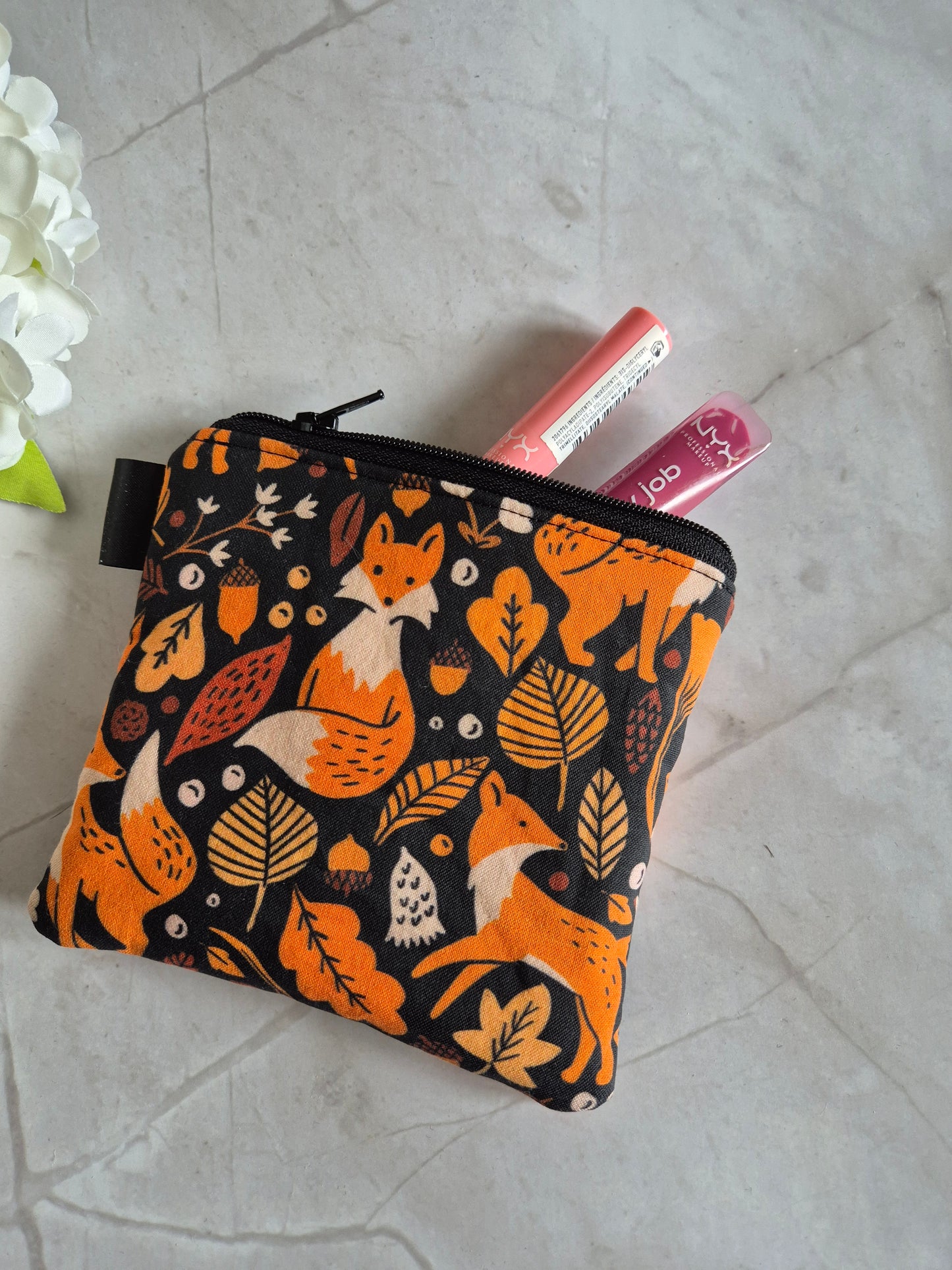 Kleines handgemachtes Stofftäschchen (12.5x15.5 cm). Vielseitig nutzbar: Kartenetui, Kosmetiktasche oder Mini-Geldbörse