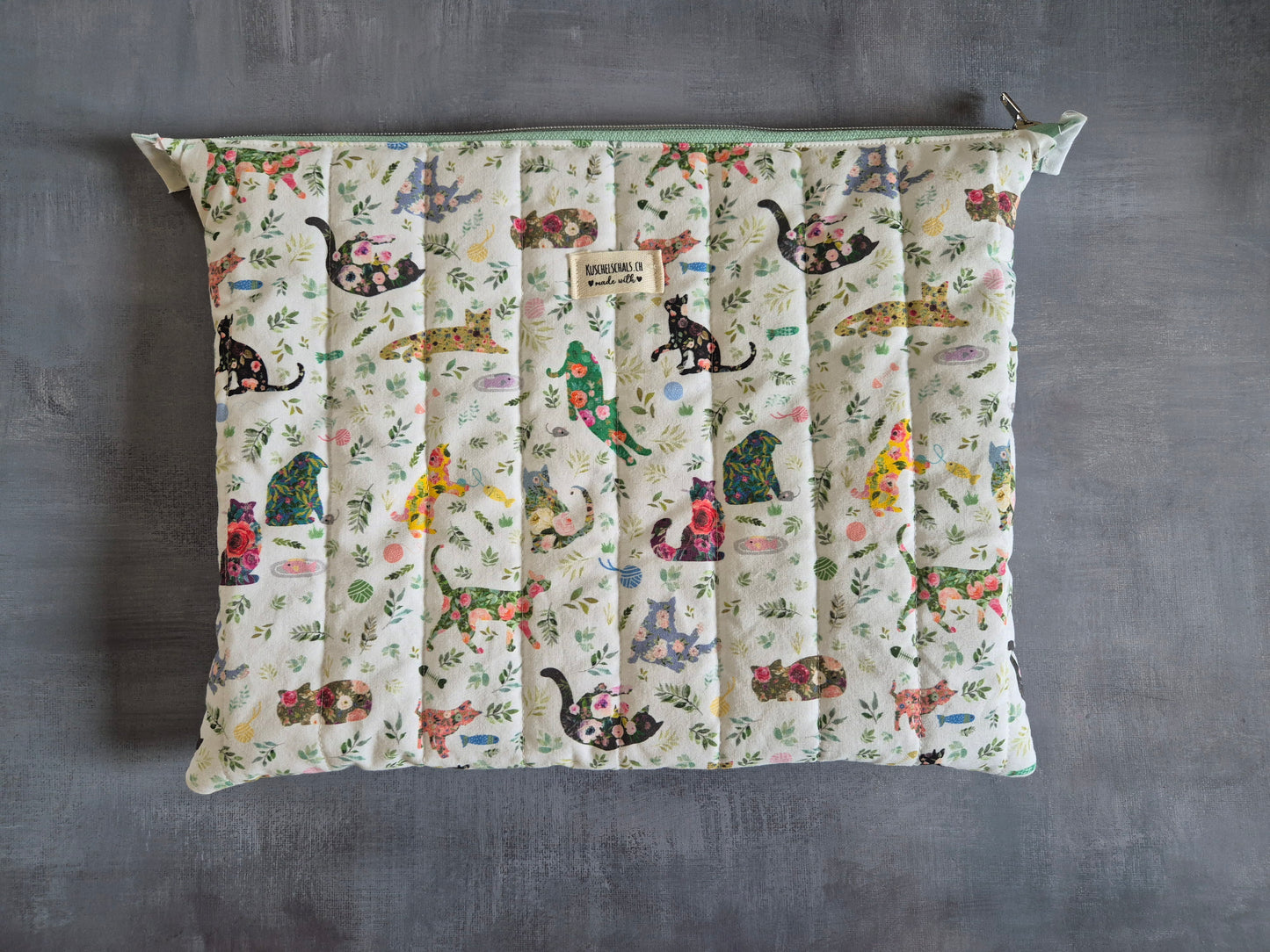 Tablet und Laptop Sleeve, gequiltet im wunderschönen Design "Flowery Cats"