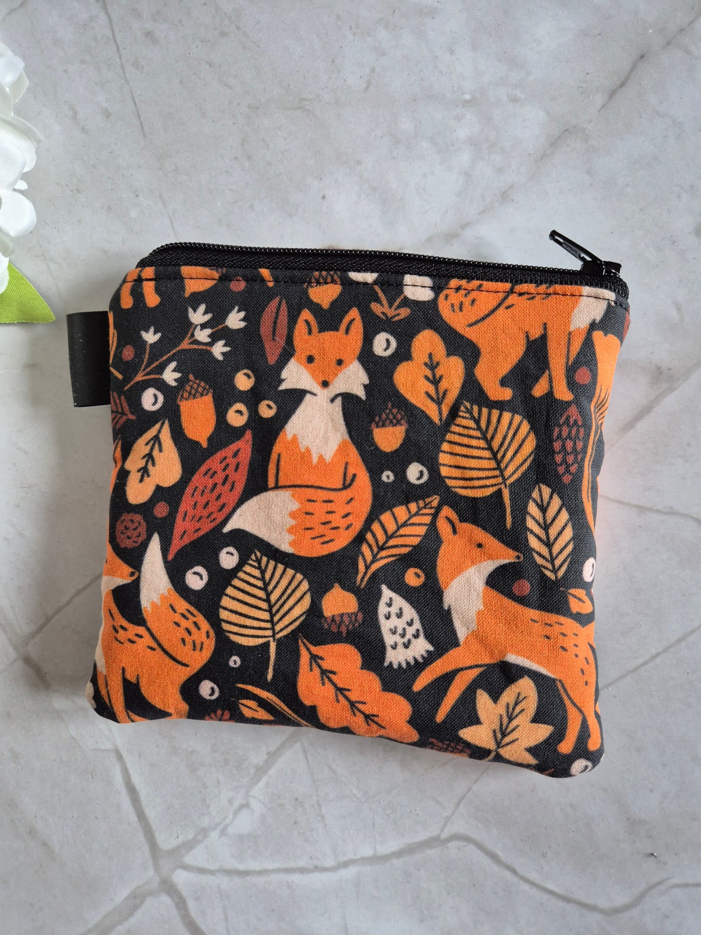 Kleines handgemachtes Stofftäschchen (12.5x15.5 cm). Vielseitig nutzbar: Kartenetui, Kosmetiktasche oder Mini-Geldbörse