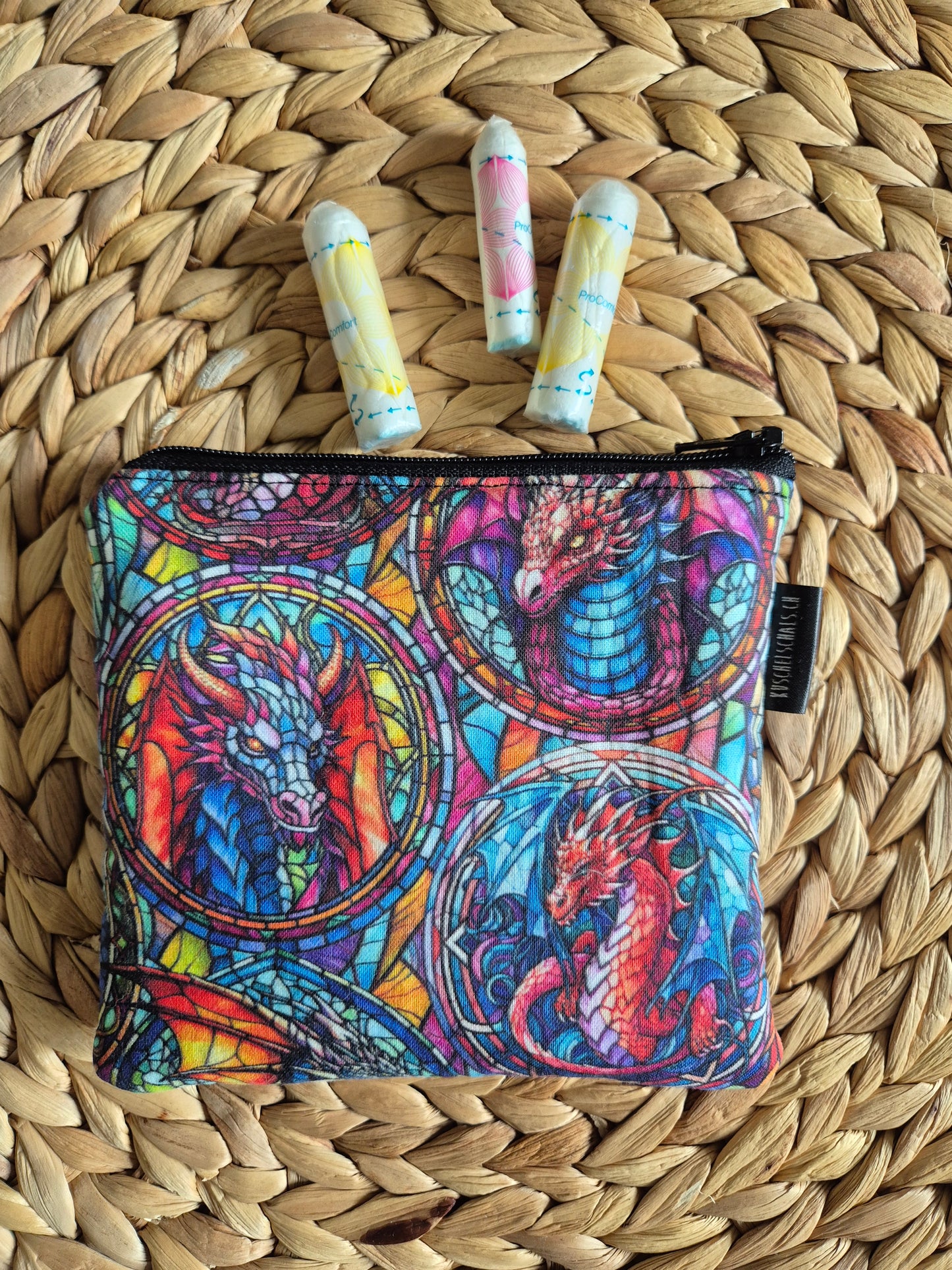 Kleines handgemachtes Stofftäschchen im Drachendesign (12.5x15.5 cm). Vielseitig nutzbar: Kartenetui, Kosmetiktasche oder Mini-Geldbörse