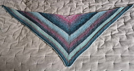 Kleines Handgestricktes Schultertuch aus 60% Schurwolle/40% Polyacryl - wunderschön - weich - warm - Farbverlauf