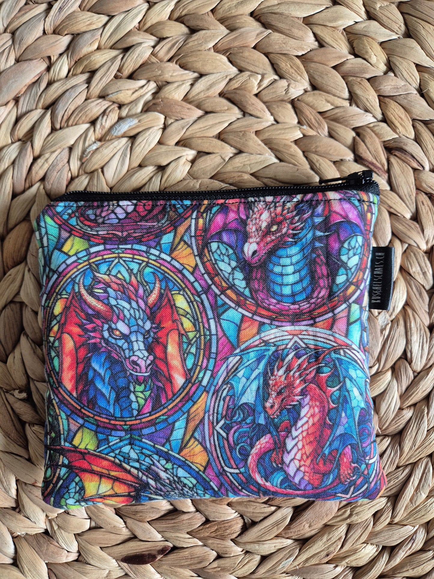 Kleines handgemachtes Stofftäschchen im Drachendesign (12.5x15.5 cm). Vielseitig nutzbar: Kartenetui, Kosmetiktasche oder Mini-Geldbörse