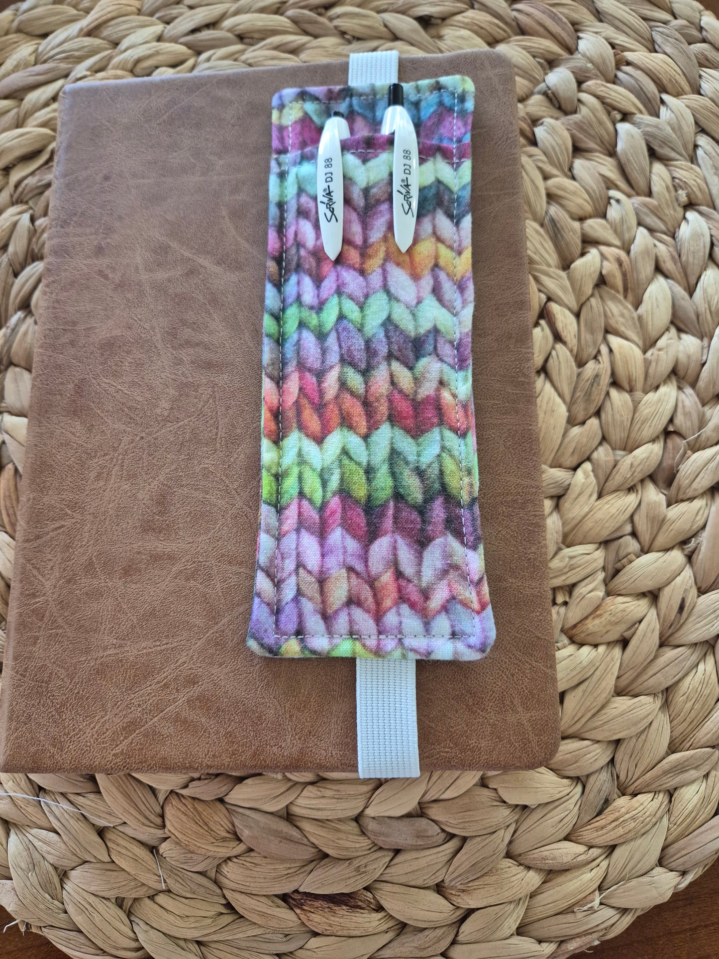 Stiftehalter Lesezeichen A5 Design, handgenäht,  tolles Geschenk für Lehrer, Studenten und Journaling Fans vegan 
Penholder for Bullet Journal, Diary, Journal, Travel Journal - perfect for Students, Yarnlover and Wooladdicts