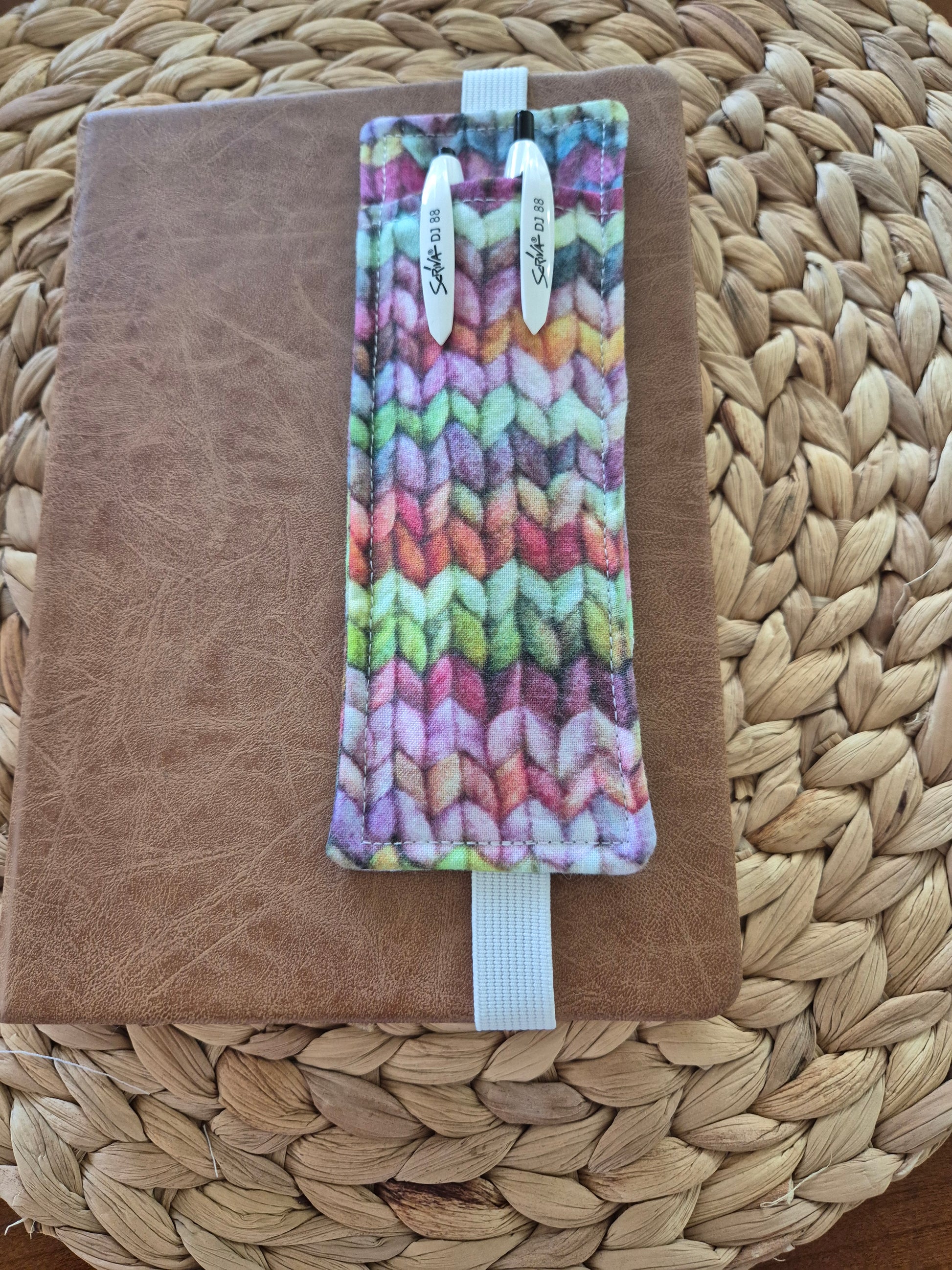 Stiftehalter Lesezeichen A5 Design, handgenäht,  tolles Geschenk für Lehrer, Studenten und Journaling Fans vegan 
Penholder for Bullet Journal, Diary, Journal, Travel Journal - perfect for Students, Yarnlover and Wooladdicts