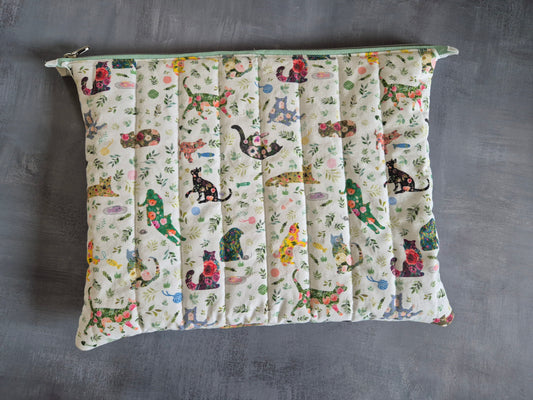 Tablet und Laptop Sleeve, gequiltet im wunderschönen Design "Flowery Cats"