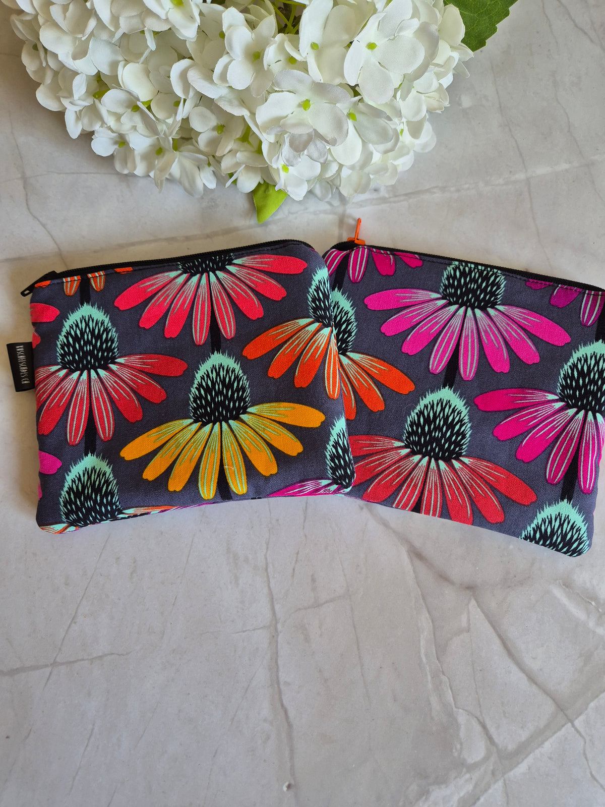 Kleines handgemachtes Stofftäschchen Blumendesigns(12.5x15.5 cm). Vielseitig nutzbar: Kartenetui, Kosmetiktasche oder Mini-Geldbörse buntes Echinacea Design auf Antrazit
