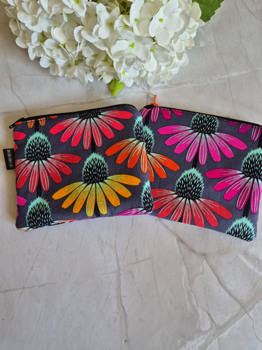 Kleines handgemachtes Stofftäschchen Blumendesigns(12.5x15.5 cm). Vielseitig nutzbar: Kartenetui, Kosmetiktasche oder Mini-Geldbörse buntes Echinacea Design auf Antrazit